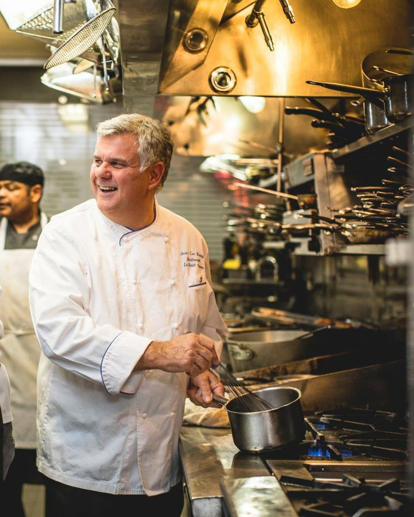 Nous sommes fiers de vous présenter notre fournisseur exclusif de pigeonneaux, La Ferme Turlo. L’objectif n’est pas simplement de répondre à la demande en grossissant les effectifs, mais plutôt de privilégier la qualité supérieure de ses produits. Chaque volatile est élevé avec soin et attention, garantissant ainsi une expérience gustative inégalée pour nos clients.