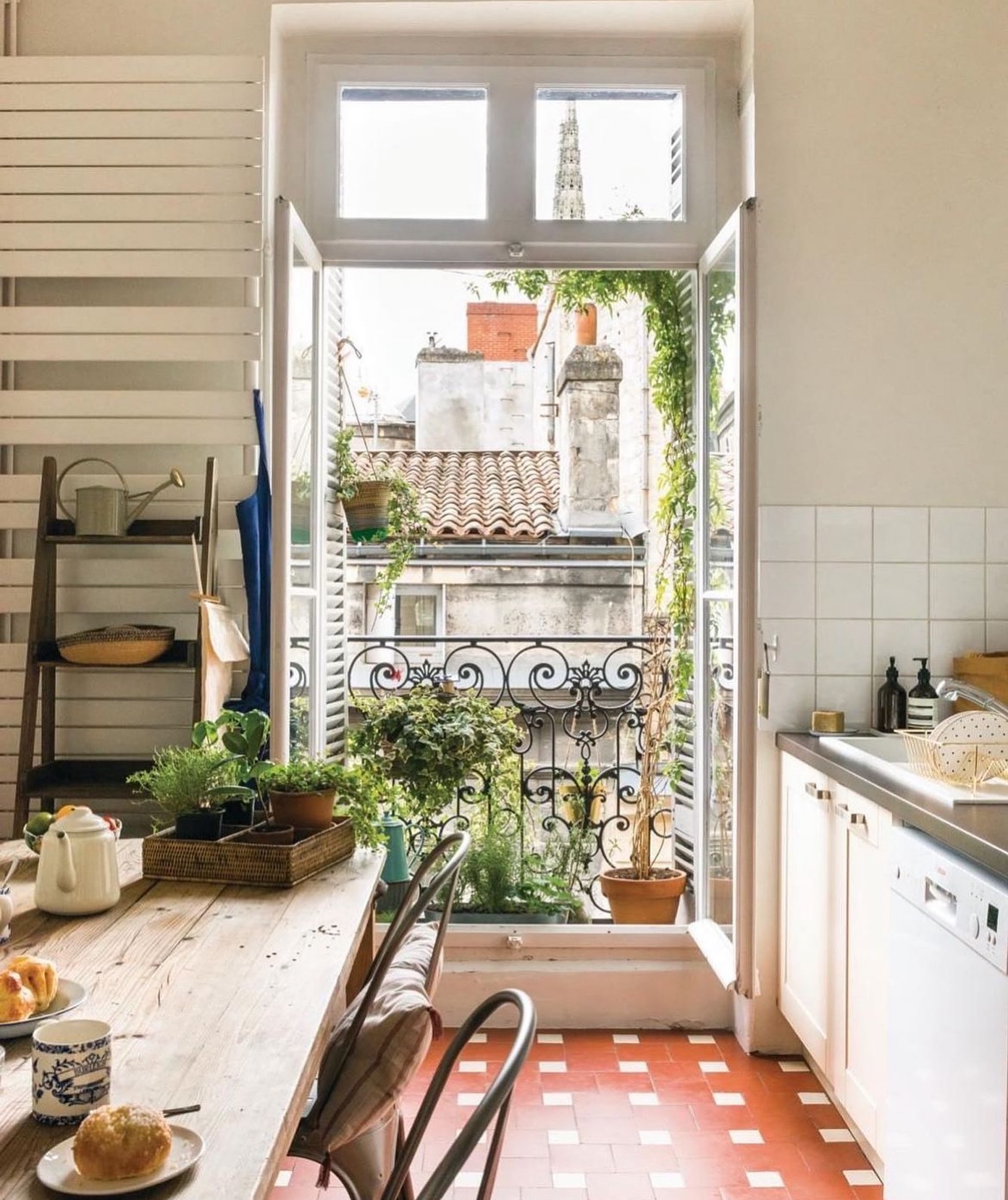 Kitchen goals from @homes_antiques 💚