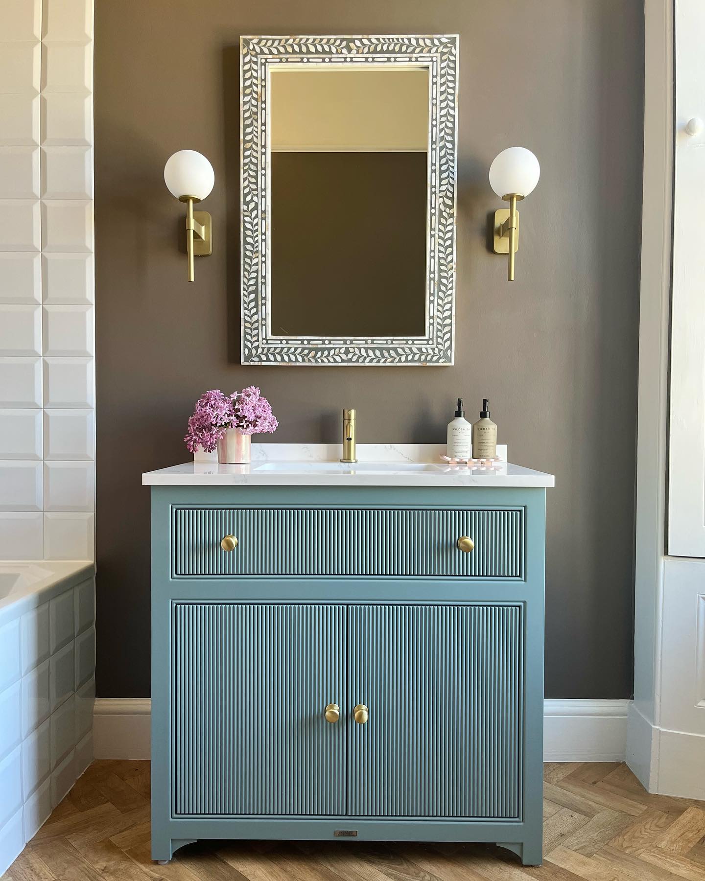 The colour brown has been a hot topic in the interiors industry for a while now so I thought I’d test it out in my own home. My bathroom was in desperate need of a paint, and although brown may not be the first colour to spring to mind for a bathroom (insert jokes here….), I thought I’d give it a try.
I chose a lovely dark chocolate brown from @littlegreenepaintcompany called Attic II and teamed it with a beautiful fluted vanity unit from @ospreyfurniture painted in @farrowandball Oval Room Blue, then added some pink accents.
I had always associated brown with the 1970’s, where it was usually paired with gold, but this is a new dawn for brown…….it feels smart, contemporary, warm and bold. Could brown be the new grey?? Are you on the brown bandwagon?? Answers below please 😊
(Beautiful paint job by @kindlendecorators)