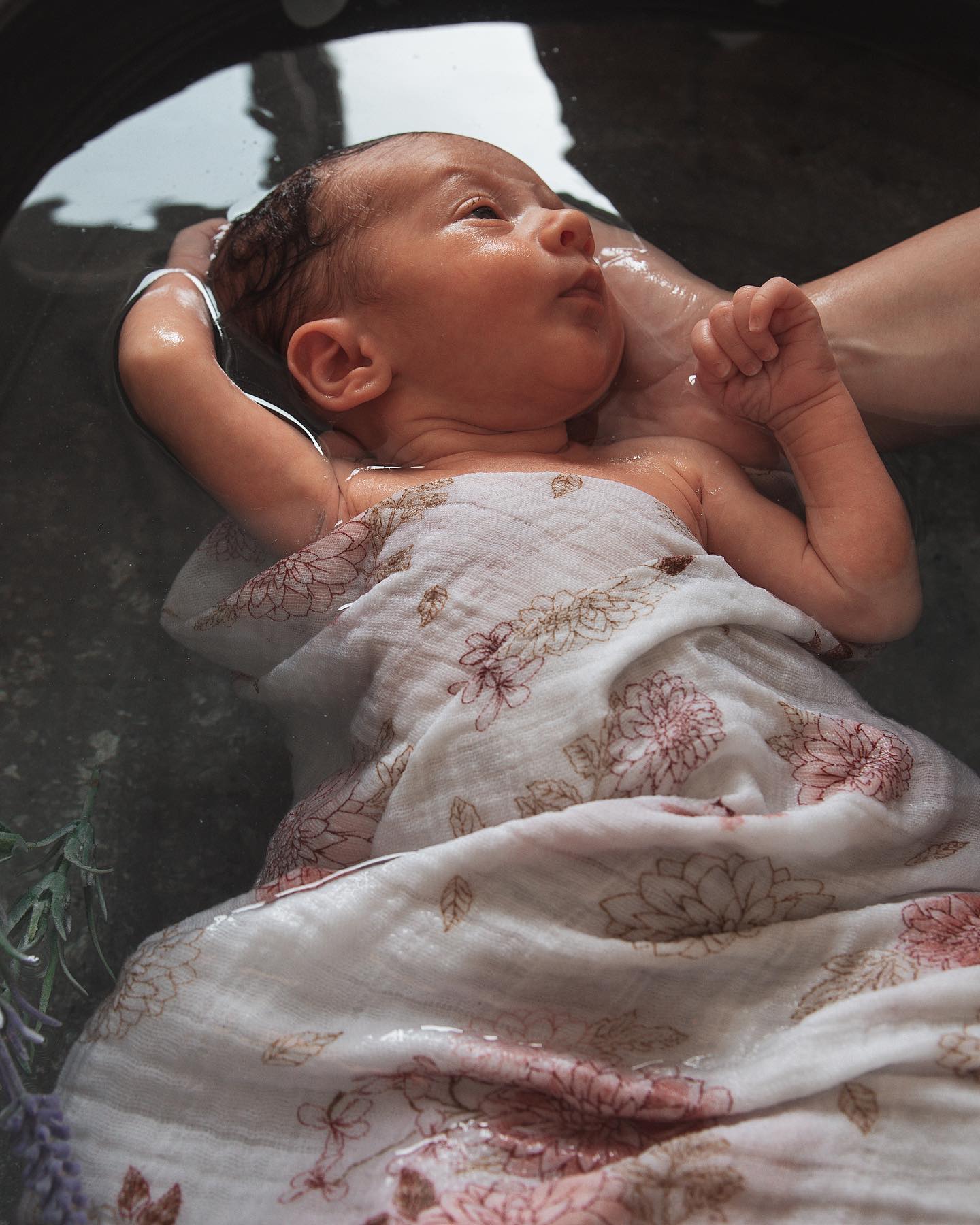 Linaëlle 🤍
Encore un doux bain ce matin.
La petite Linaëlle devait arriver pour le 04 août et a finalement décidé de découvrir le monde un peu plus vite que prévu, le 07 juillet.
C’était donc l’occasion de lui remémorer les douces sensations qu’elle a pu vivre au creux du ventre de sa maman. ✨🤍
#bainenveloppé #bainenveloppéreims #photographereims #photographe #reims #remoise #mamanremoise #bébé #amour #accompagnanteparentale