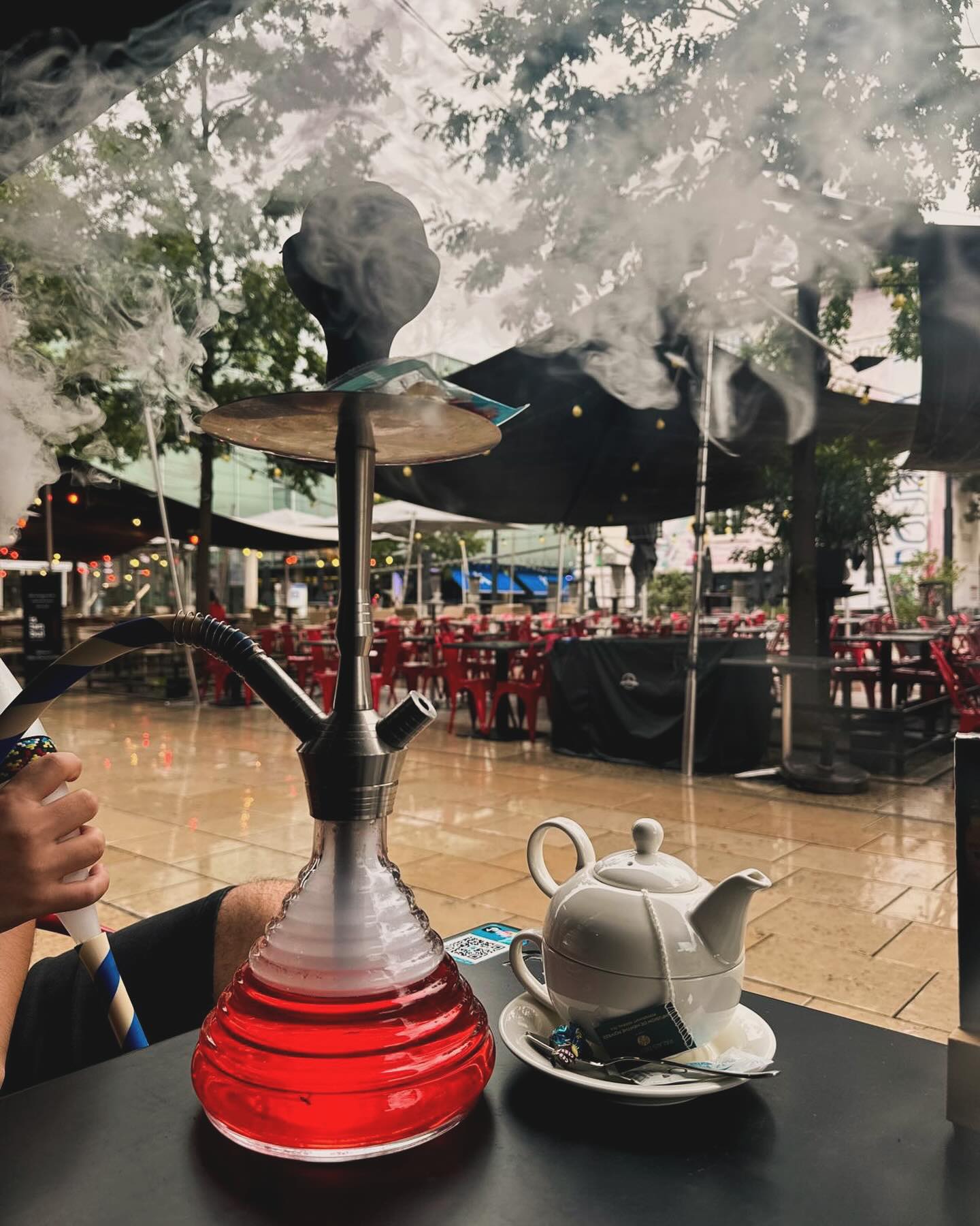 Venez vous détendre avec une chicha et un thé artisanal pour se réchauffer et affronter la météo ! Un moment parfait pour se ressourcer 🫖