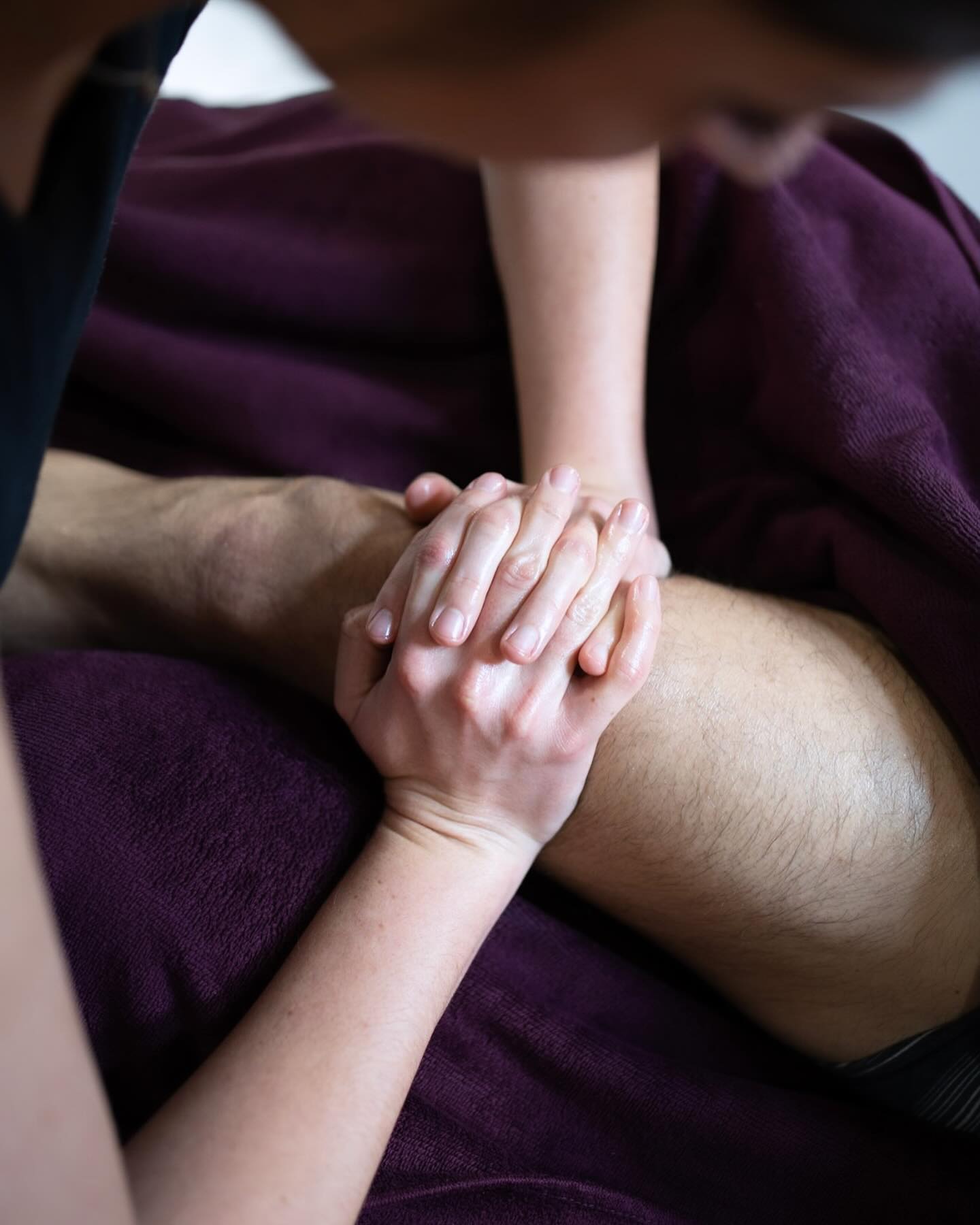 Le Massage Morphose incarne une approche holistique où chaque geste est soigneusement conçu pour préserver la santé du praticien. Chaque pression, chaque mouvement, est exécuté avec précision, non seulement pour offrir un soulagement optimal au client, mais aussi pour prévenir les blessures du masseur. Chaque position des doigts, des mains est un équilibre subtil entre efficacité et sécurité, apportant puissance et bien-être sans compromettre la longévité de la carrière du praticien. Dans le monde exigeant du massage, le Massage Morphose se distingue comme une voie vers une carrière florissante et durable, où le bien-être du masseur est aussi important que celui du client. #masseur #massagedos #massagetherapy #massage #masseuse #estheticienne #france #concept #bienetre #partage #exception #formation #formationprofessionnelle #qualité #professional #profession #ambition #motivation #transmettre #passion #corse