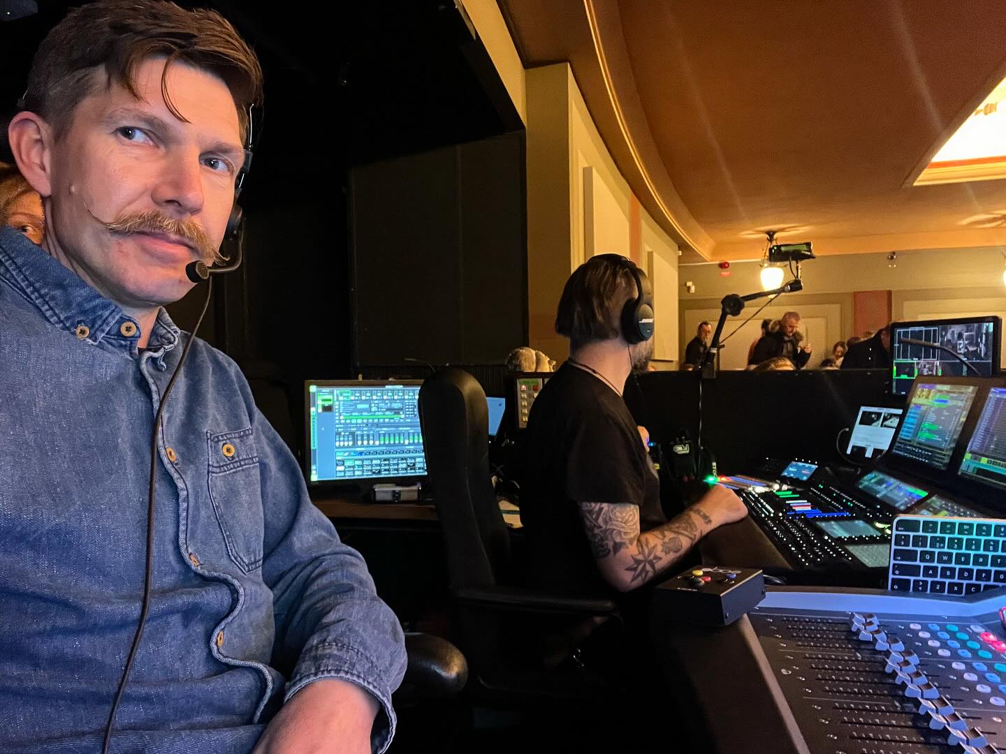 Efter gårdagens premiär av Lazarus är Mårten redo att köra igen! Kul att arbeta med en bra föreställning, fantastisk musik och skickliga medverkade! Kom och lyssna på Göta lejon under våren. Shoutout till fin ljuddesign av Nypan också!
#wssab @gotalejon #lazarus #davidbowie @allthingslivese @villman_produktion