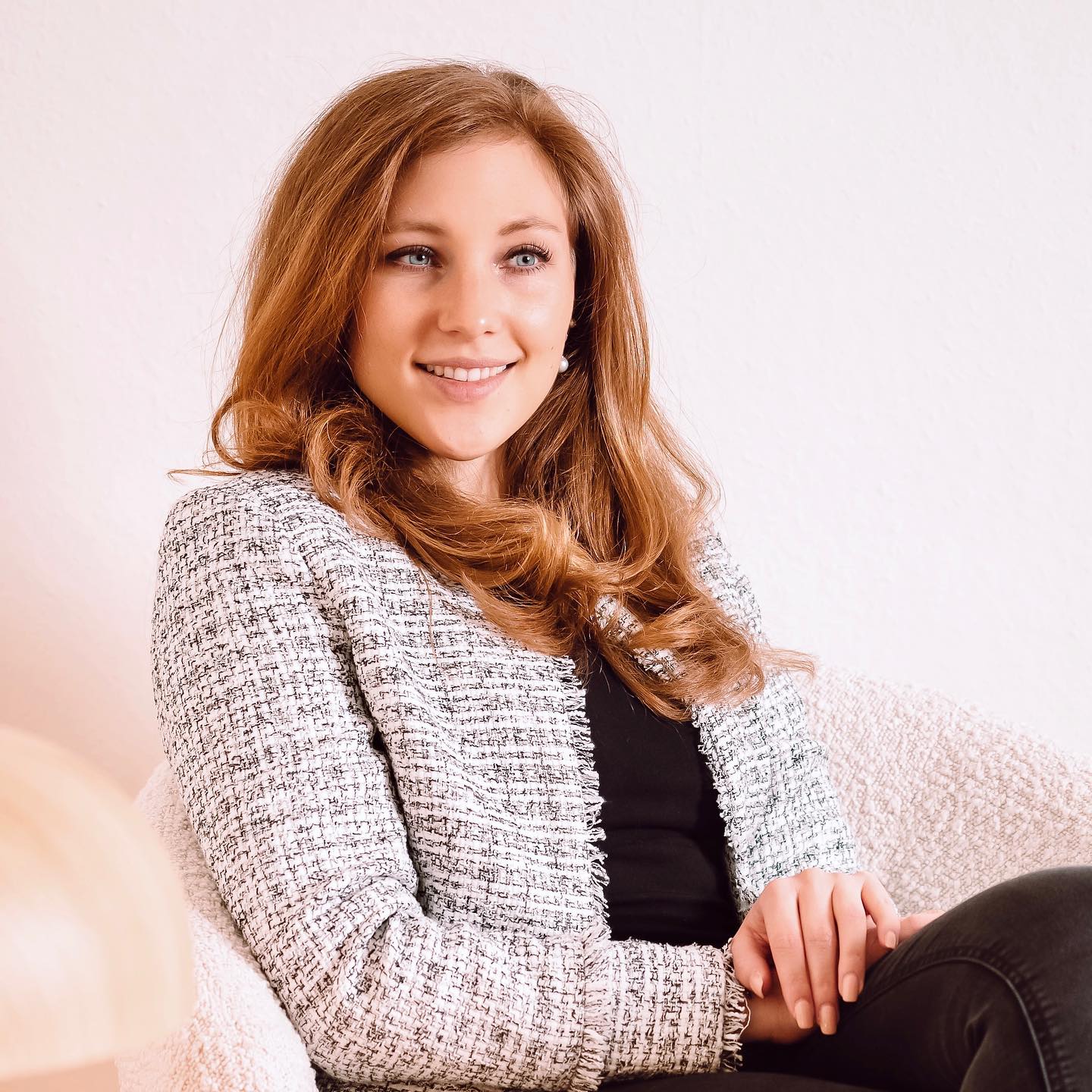 Der Game Changer in Beziehungen: Wirklich zuhören und auch Diskussionen auf Augenhöhe führen.
Wirklich zielführend werden Diskussion dann, wenn wir es schaffen, nicht mehr darüber zu streiten, wer Schuld oder Recht hat. Denn wenn es um die Sache geht und darum, eine Lösung zu finden, dann wird es wirkungsvoll.
Es ist so erfüllend, Einzelpersonen und Paare zu begleiten, in diese wirkungsvolle Haltung zu kommen und sie dabei zu unterstützen, ihre Punkte auf eine wirkungs- und respektvolle Art und Weise zu kommunizieren.
Was für ein unfassbar schöner Wandel in Beziehungen möglich wird, wenn wir uns gegenseitig den Raum geben, unsere Sichweisen und Gedanken zu teilen und dabei nicht auf ein ehrliches oder manchmal auch kritisches Feedback zu verzichten. Dann kommen wir an einen Punkt, in dem Paare ein Team sind, das sich ernst nimmt, liebevoll ist, sich verbindet und gemeinsam an den Learnings wächst.
#couplegoals #couplecommunication #couplecoaching #beziehung #mindsetchange #myriamschwizercoaching