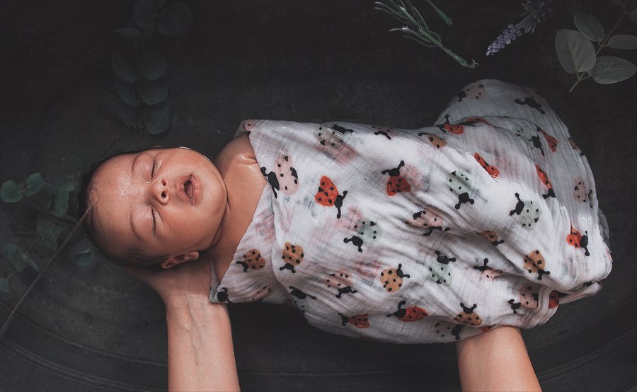 Elizabeth 🤍
Un doux moment pour elle et ses parents.
Merci pour votre confiance.
Vous êtes intéressés par un bain enveloppé photographié ?
N’hésitez pas à me contacter, je propose également des cartes cadeaux. ✨
#bainenveloppé #bainenveloppéreims #bainenveloppéphotographié #photographereims #accompagnanteparentale #reims #bébé #bebereims #mamanreims #mamanremoise #cadeaudenaissance