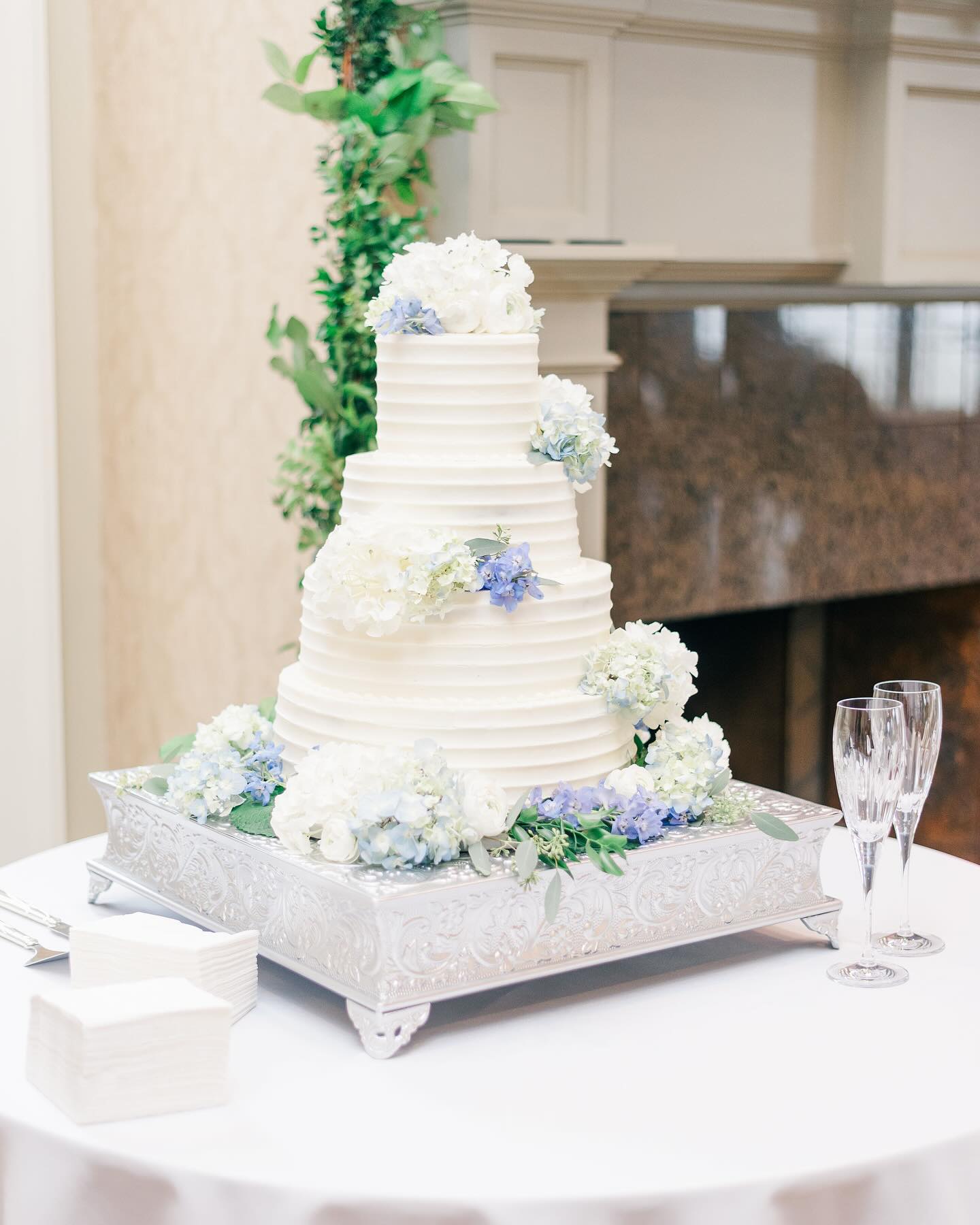 Bride Caitlin chose a beautiful four tier wedding cake with the perfect touch of blue florals 🩵
Swipe for the star of the dessert bar! 😍
EP Bride: @cate_7
Planning: @weddingsbyep
Venue & Bar: @burrittweddings
Catering: Hartley’s Catering
Floral: @bloomandbrushdesign
Band: @thebandjuice
Wedding Cake: @batter_up_cake
Grooms Cake: @edgarsbakery
Photography: @_timandlexi
Rentals: @elegance_designs_rentals
Bridal: @kathleensbridal
Bridesmaids: @azazieofficial
Suits: @generationtux
Transportation: @bamalimousine
#alabamaweddingplanner #tennesseeweddingplanner #weddingplanning #weddinginspo #weddingstyle #justweddingthings #trendyweddingideas #destinationweddingplanner #weddingplannertips #weddingcake #weddingcookies #alabama #rolltide #alabamaweddings #rolltideroll #rolltideforever