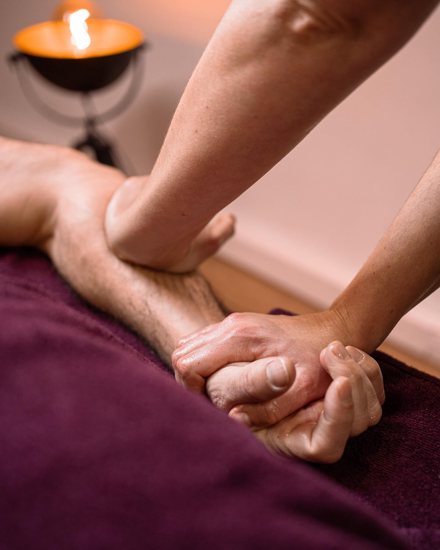 Il y a quelque chose de magique dans la douceur du massage des avant-bras. C’est comme si chaque pression, chaque mouvement, déverrouillait un trésor caché de détente et de bien-être. Depuis toujours, cette zone est ma préférée. La sensation de soulagement qui parcourt mes bras est incomparable, un doux murmure de relaxation qui envahit chaque fibre de mon être. Un véritable bonheur. Et vous quel est votre zone préférée !?😍🤗 dites-le-moi en commentaire 👇. #formation #formationprofessionnelle #formation_professionnelle #massage #massagetherapist #massages #masseuse #masseur #massotherapie #thérapeute #bienêtre #bienetreaunaturel #prendresoindesoi #passion #confort #partagedecompte #mieuxêtre #transmission