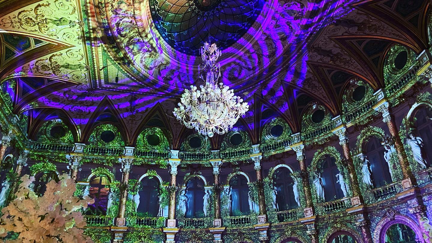 Creating 360-degree vegetation at the @icparislegrand, to give guests that sensation of dining in an open-air garden, by making the leaves move slightly as if carried by a gentle breeze. We did it here on all the walls of this incredible lounge at the #intercontinentalparis #360degres #immersifvideo mapping #immersiveexperience #immersiveart #immersiveinstallation #immersivedining #intercontinentalhotel #intercontinentalparis #intercontinental #intercontinentalparislegrand #intercontinentalparislegrandhotel