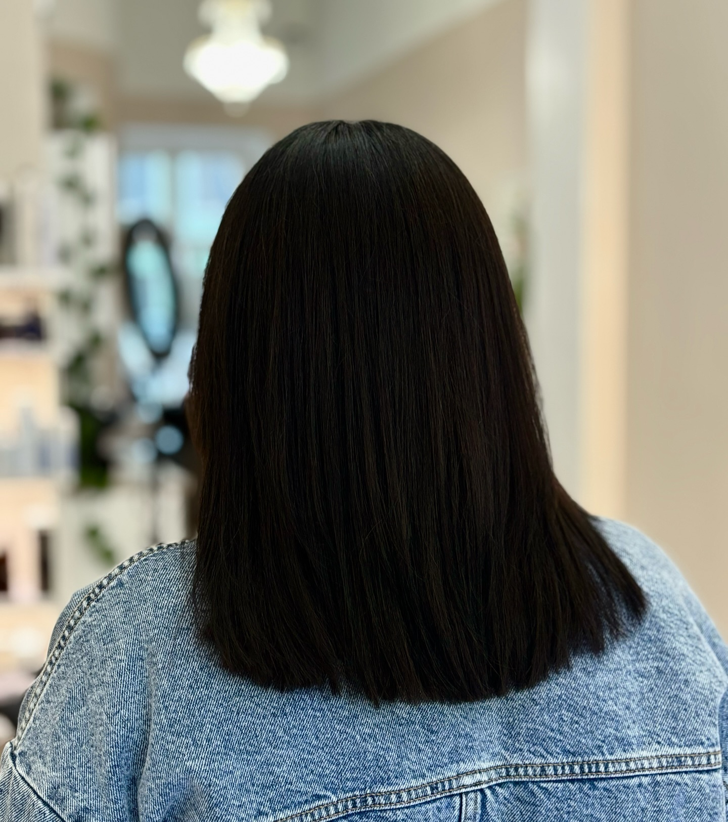 Toiveena oli niin tumma kun lähtee, mutta ihan mustaa ei haluttu tehdä joten syvä tummanruskea it is ✨
Keskellä kuva mistä lähdettiin, pituuttakin sai lähteä useampi sentti ja pehmeä kerrostus päälle 🫶🏼
@annikasbow
#bowhelsinki#brunette#darkbrunette#ruskeathiukset #kampaamohelsinki#kampaajahelsinki#goldwellfinland#goldwellnordic#goldwellcolor#oribe#oribeobsessed#annikabow