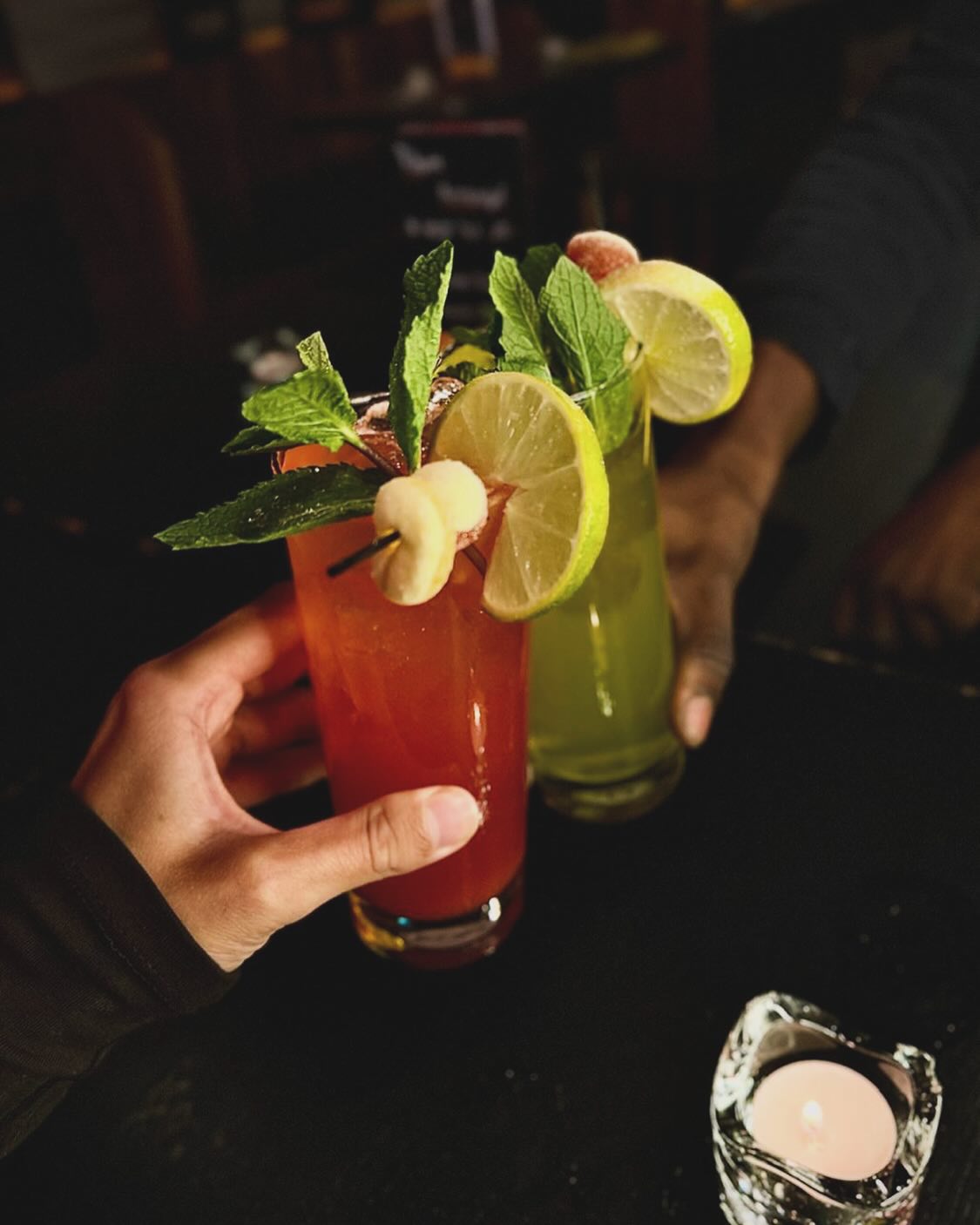 N’hésitez pas à demander nos cocktails du moment, soigneusement préparés pour éveiller vos sens et vous offrir une expérience gustative inoubliable. 🍹
