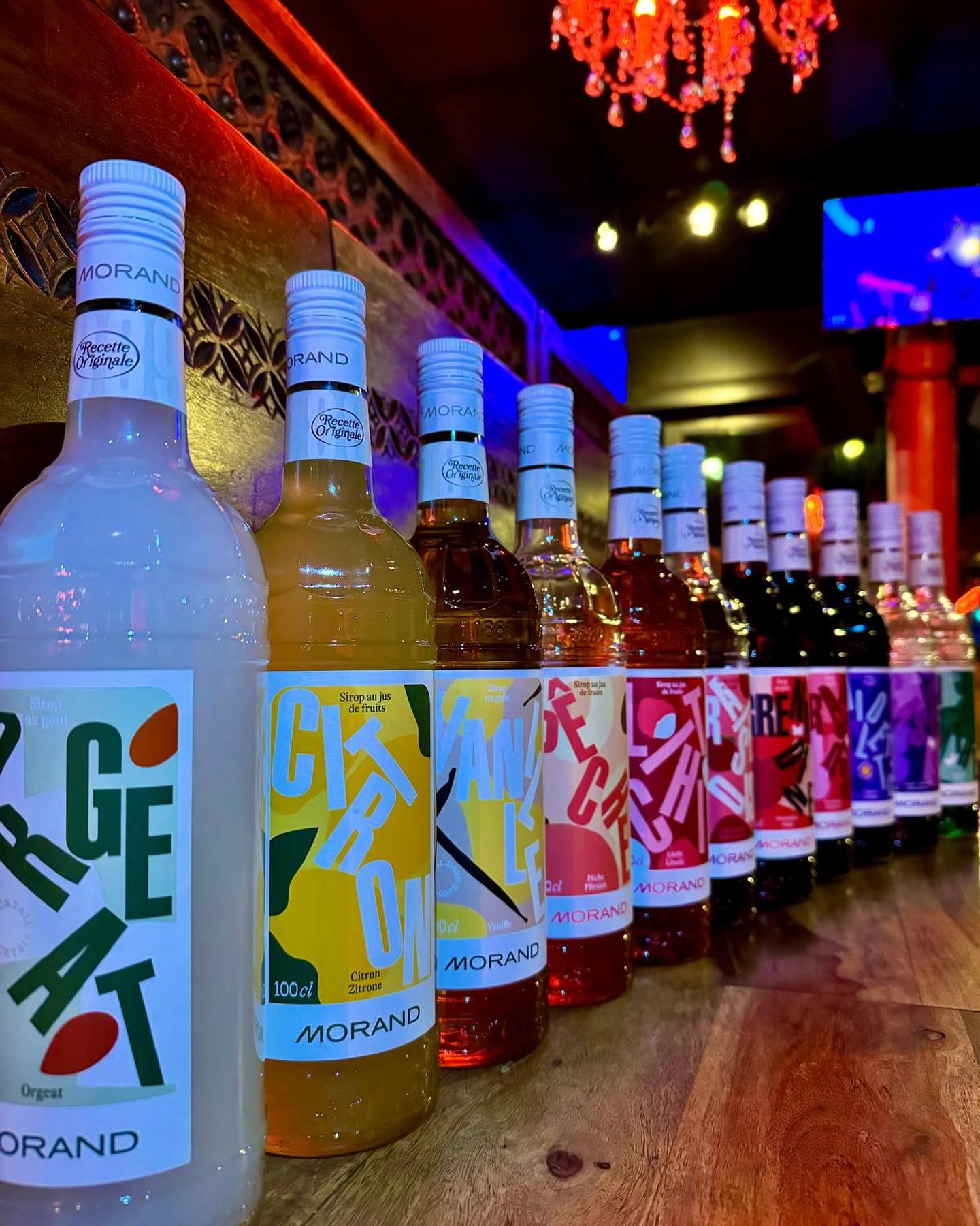 Un arc-en-ciel de saveurs au Sirop au Tao Lounge Bar 🌈🍹! Découvrez notre sélection unique de sirops Morand, prêts à transformer vos cocktails en véritables œuvres d’art. Citron, grenadine, orgeat… Quelle saveur vous tente aujourd’hui ? ✨