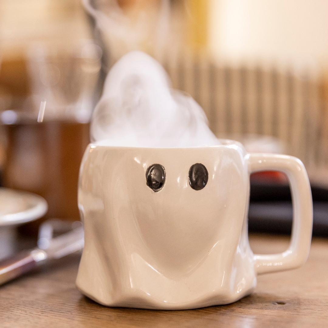 👻 Hello et bienvenue pour ce mois d'octobre dans l'univers d'Halloween ! 🎃
Tu trouveras dans ce numéro terrifiant comment décorer ta maison pour cette célèbre fête qui amuse petits et grands sans massacrer ton style ! ☠️
Tu décores ta maison pour Halloween toi ? 👻
Fun fact : avec ma photographe @mlleimage nous nous sommes s'est bien amusées à faire de la fumée dans cette jolie tasse fantôme de chez @flyingtigerfr
le lien de l'article est en bio
#cavatadeco #Décoration #TendancesIntérieures #halloween2024 #halloweendeco