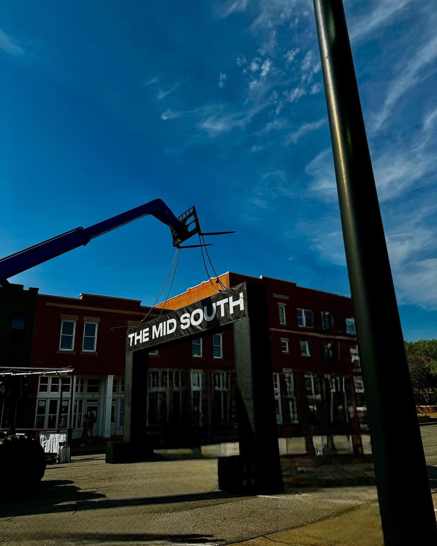 5 hrs before the start….. Laying here restless at 3am just waiting for the 100 mile to kick off at 8. It’s been a blast again watching the event come together and unfold through the week. To alllllll @midsouthgravel riders in the event today, have a great ride, stay safe and flat free, and most important of all - take in the time you’ve made for yourself to be here.
@flowformulas @squirt_cycling_us @ari.bikes @activelywandering @stringer8678 @theroadcollective @equalvisioncoaching @giordanacycling
#midsouth #midsouthgravel