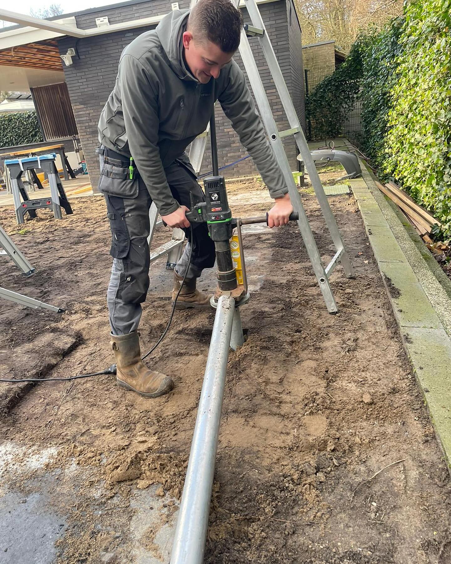Wisten jullie dat Ootes zonwering ook gespecialiseerd is in schroeffundatie? Schroeffundamenten zijn eigenlijk grote schroeven voor in de grond die kunnen dienen als fundatie voor onder andere: Zonwering, Veranda’s, carports, vlaggenmasten, aanbouwen, speeltoestellen en nog veel meer! Schroeffundatie is zeer snel te plaatsen en direct belastbaar. Afhankelijk van het type grond zijn er verschillende lengtes toe te passen voor de zo grootst mogelijke draagkracht. Ook kunnen de schroeven zeer gemakkelijk verwijderd worden door ze er simpelweg uit te draaien, ideaal voor een tijdelijke woning of oplossing en nog eens zeer milieu vriendelijk ook omdat het geen resten of afval achterlaat in de grond. Ben jij nou ook nieuwsgierig geworden na deze voordelen? Vraag dan wat de mogelijkheden zijn!