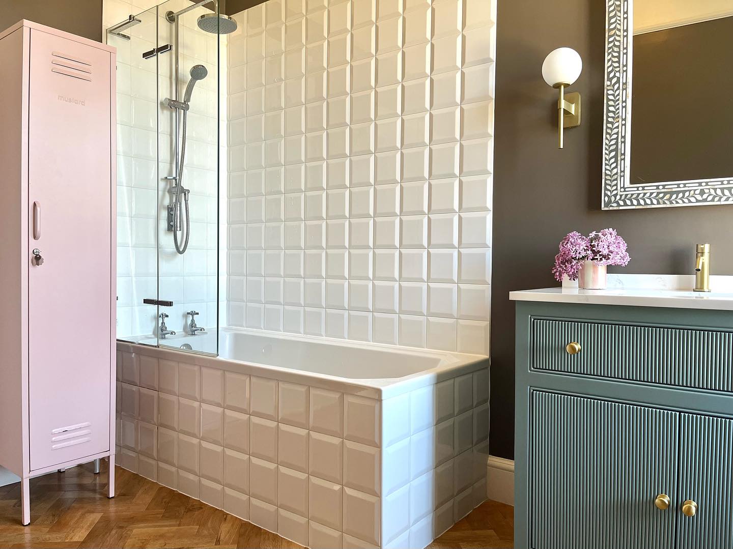 Another bathroom shot. Loving the blue and pink against the brown backdrop 🤎