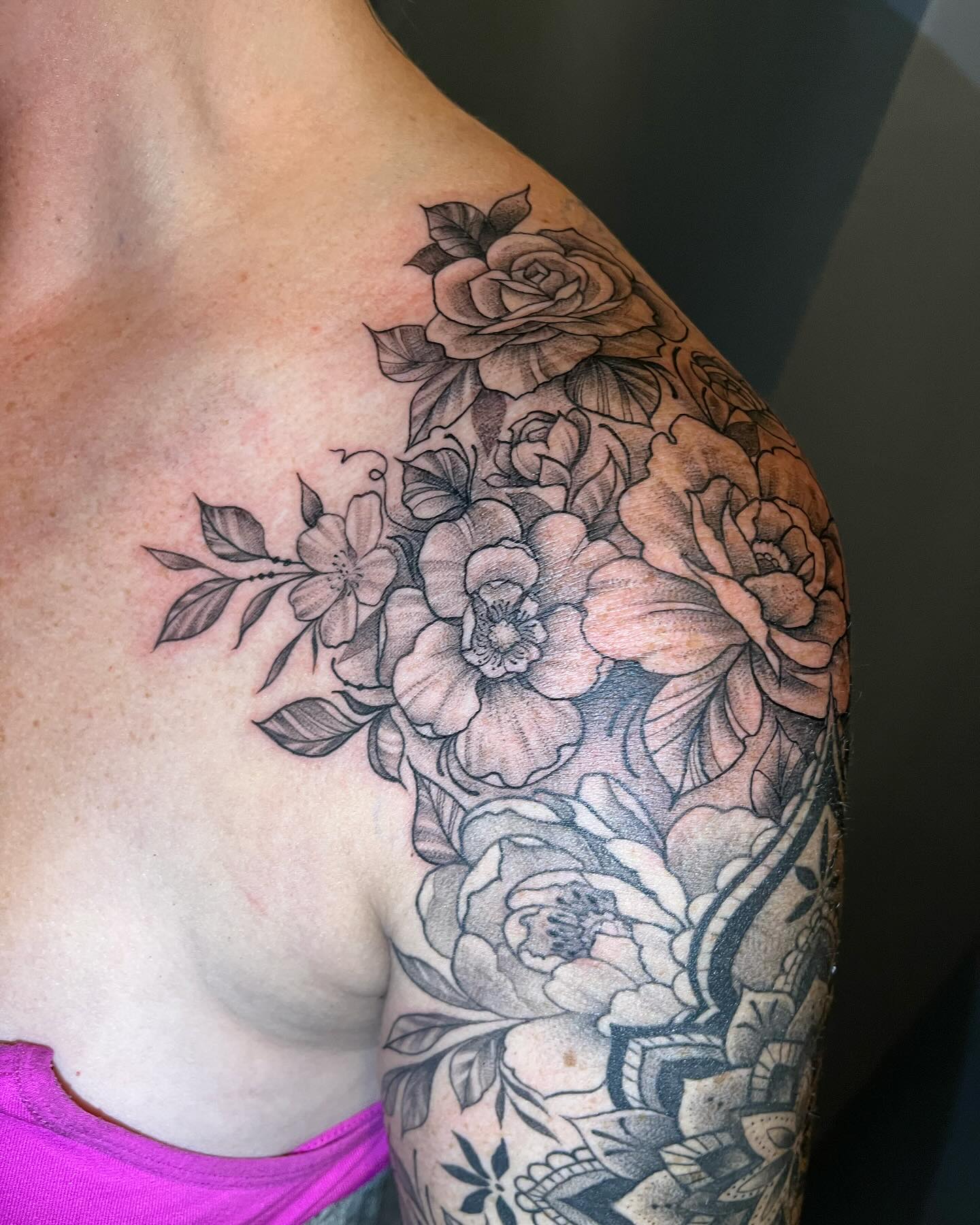 Had an awesome time guest spotting in Arizona. Some additional flowers for my beautiful sis @whitmarie1986
#blackwork #ink #tattooartist #denvertattooartist #tattoodenver #arizonatattooartist #ladytattooers