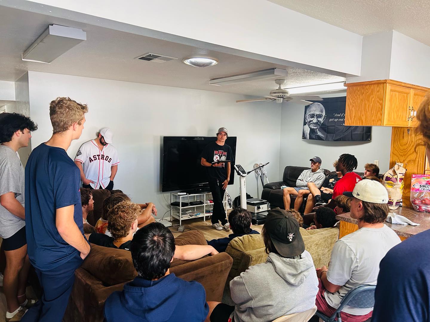 Coach Caleb working with the @utahtechlacrosse team! The coach wants his players to dial in their nutrition so that they are in optimal condition for their season!
Did you know we do athlete nutrition? There are so many different needs when it comes to athletes. Sometimes it’s muscle/weight gain, sometimes it’s fat loss and sometimes it’s just learning how to fuel and not bonk! Every single person is different, that’s why working with a coach and having direct feedback is so important!
#athletenutrition #sportsnutrition #proteinfatcarbs #mealplan #dedication