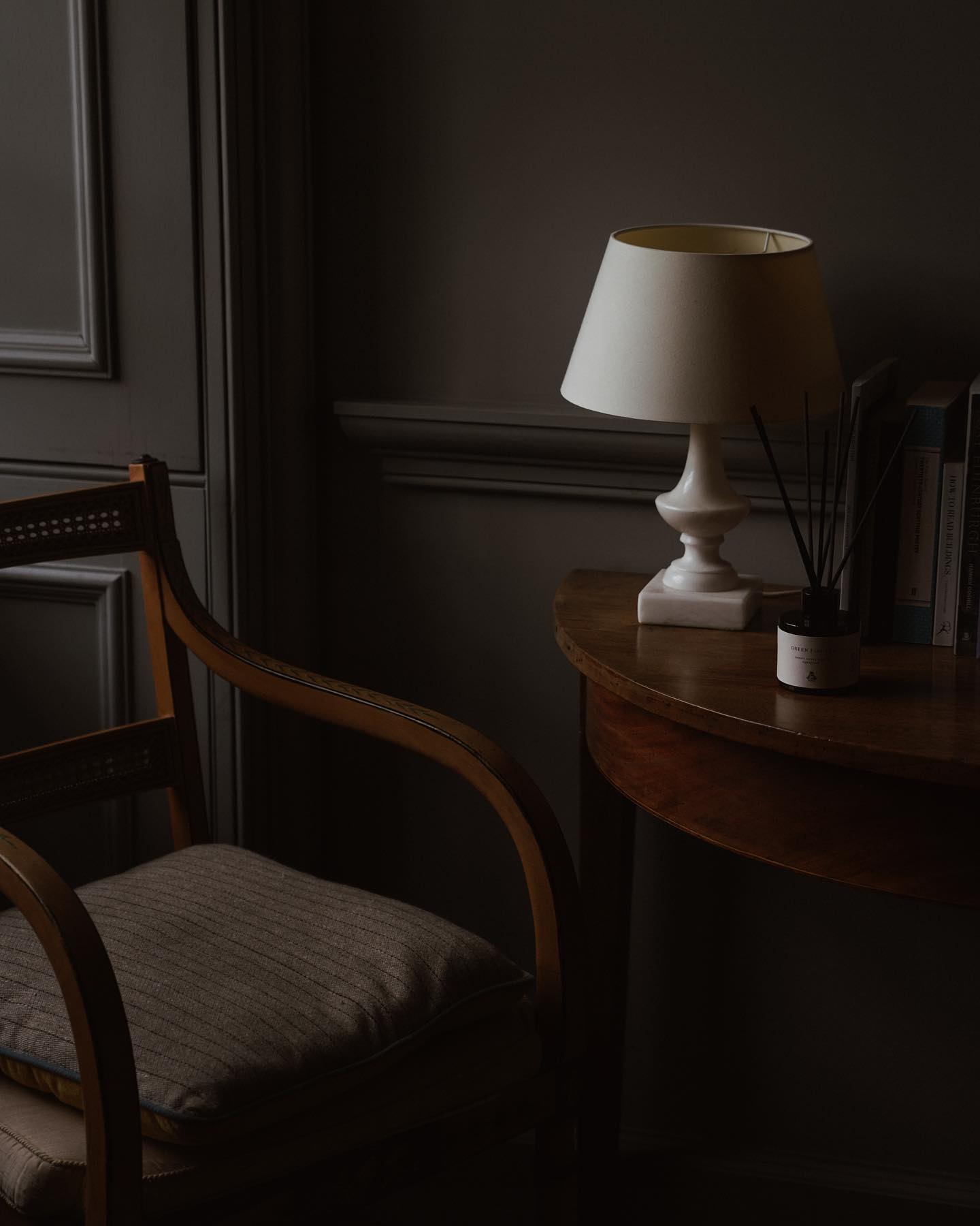 The year-round gardener
Our Green Fingers diffuser was inspired by afternoons in our grandmother’s greenhouse, where she grew tomatoes, among other leafy greens
Despite the change in season, we always keep a corner for this reminiscent scent
📷 @evieaitken