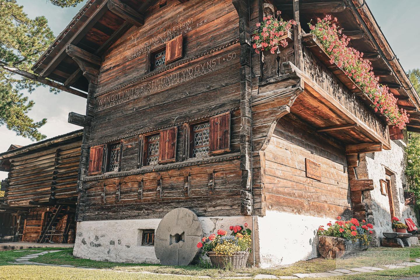 Das Museum 🏡ist heute, morgen und am Samstag von 15.00-17.00 Uhr geöffnet🚪🗝️.Zur Begrüssung empfangen wir Sie mit Glühwein ☕️ und Totenbeindli #heimatliebe#heimatmuseum#nutlihüschi#walserkultur#klosters#prättigau#graubünden