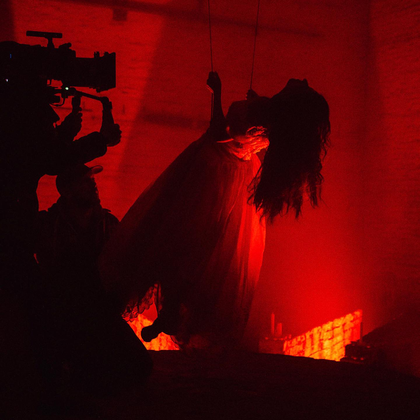 Peek behind the scenes of our 'CHADOR' shoot for Pari Eskandari. Huge thanks to @andrederbeiler for capturing these unforgettable moments!
📸✨ #CHADOR #PariEskandari #photography #shooting #film #musicvideo #bts #behindthescenes #production #producer #filmproductioncompany #arri #tvlogic #tilta #roll #camera #dop #director #travel #filmmaker #blackcorridorfilm #blackcorridor