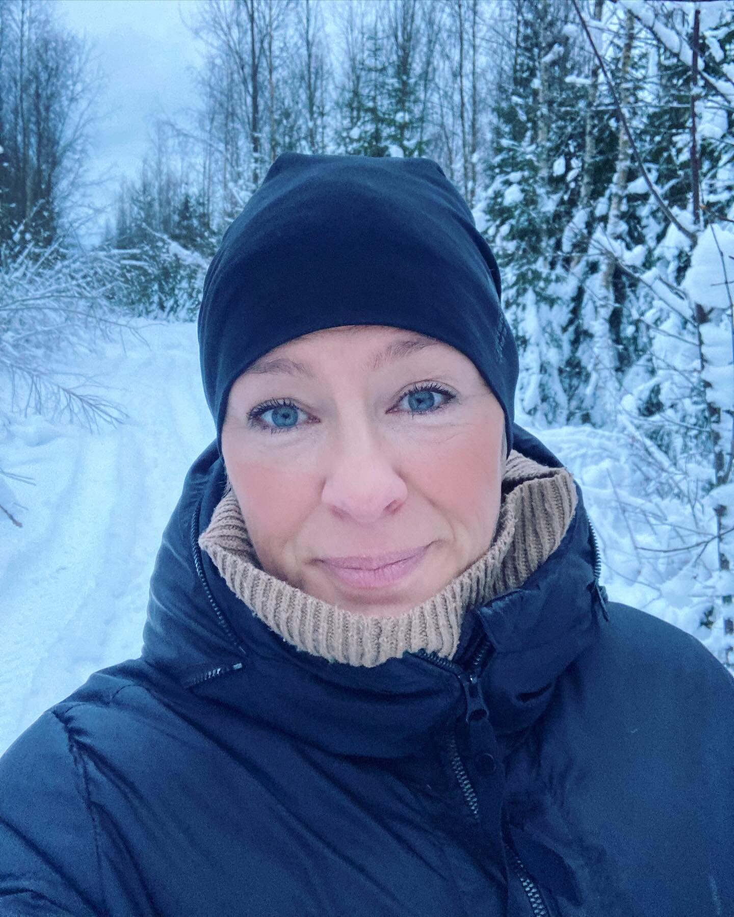 Man kan välja fritt.
Vi kan välja glädje. Vi kan välja att inte vara rädda. Vi kan faktiskt bestämma hur vi vill ta oss an vår dag.
Vårt nu och vår framtid.
Nu kan det ju kännas lite provocerande med massa tjat om fri vilja osv.
För hur ska vi kunna göra det när världen brinner.
När människor lider. När andra förgås.
Och alla men, alla tänk om.
Hur ska vi med gott samvete kunna ägna oss åt tramsiga roligheter och triviala huvudbrys när omgivning lider.
För att, vi har förutsättningarna.
Och det är rimligt att utnyttja förmånen. Fullt ut.
Klart att vi känner oss rädda när ond bråd död, sjukdomar och katastrofer härjar.
Självklart känns det olustigt när vi inte har kontroll.
När det känns som att vår existens ligger i andras händer.
Att det inte alls känns glatt eller ens i närheten fint när vårt ju nu känns skit.
När oro och ångest gör entré.
Men. I det stora. I längden. När livet är en behaglig resa kan vi mästra.
Vinna.
Och bemästra skillsen i hur vi vill, får och helt fritt kan leva.
Vi är inte slav under andras måsten. Vi är inte offer för andras omständigheter.
Vi kan inte skylla på världen.
Vi kan inte sitta och vänta på att någon annan ska lösa våra problem.
Vänta på att någon bara ska komma och ta hand om oss.
Vi är och vi har, och vi kan. Fritt välja.
Alldeles gratis.
Så varsågod, att välja fritt.
Ha en fin helg 💛
#samtalsterapisundsvall