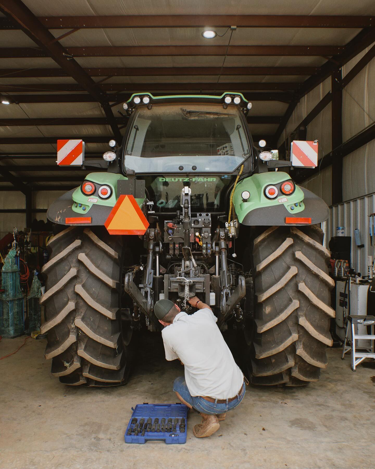 The bigger the tractor… the bigger the maintenance list.🔧 😅 Just a couple weeks away from corn harvest and final preparations have begun!🚜🌽
•
#farming #localfarm #localfarmer #localproducer #cornharvest #cornseason #deutzfahr #tractormaintenance #habershamcounty #habershamfarming