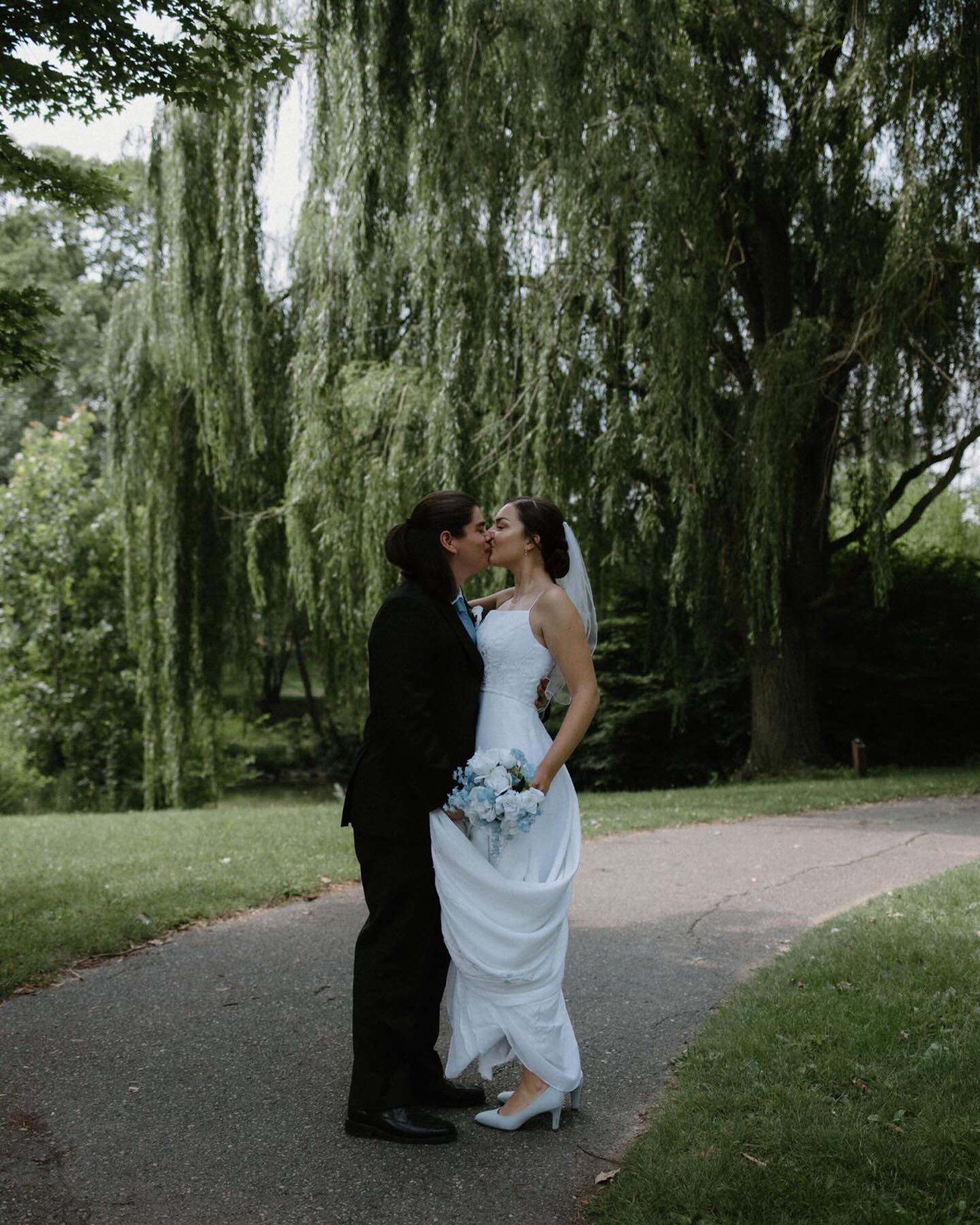 swipe for the sweetest private vows by the lake 🥹🤌