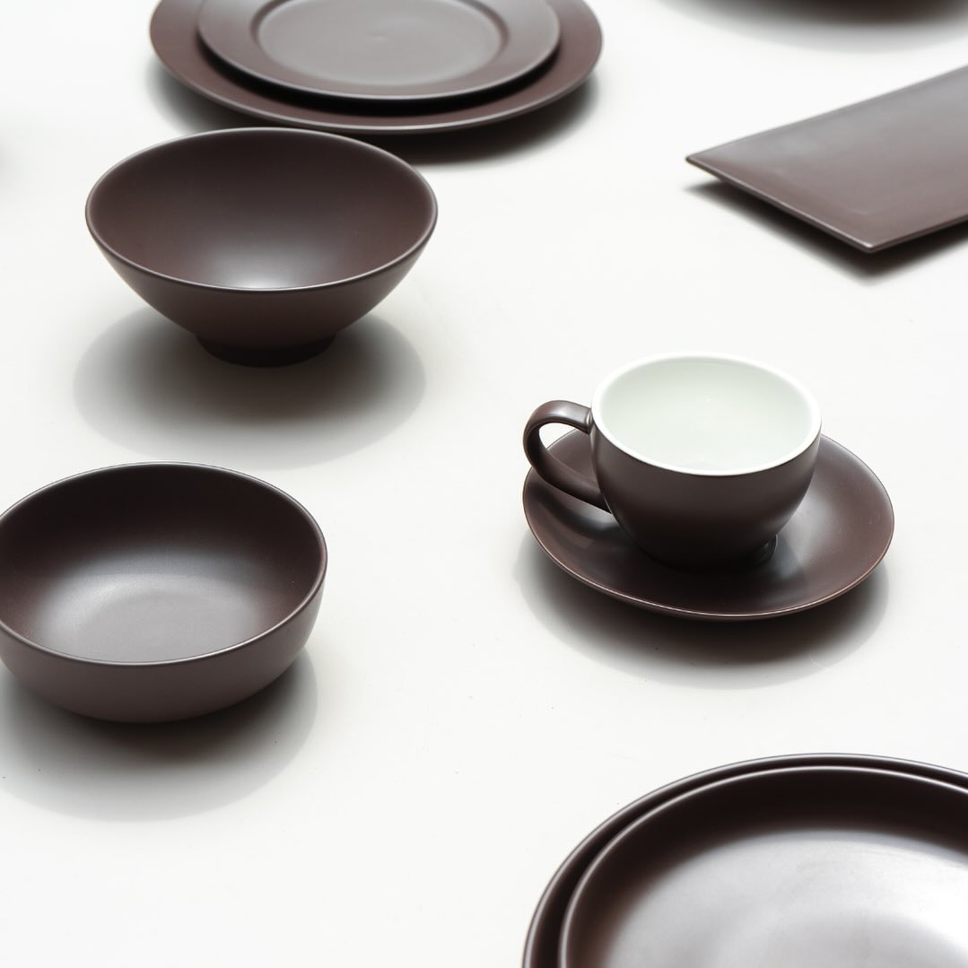 Discover the essence of modern simplicity with De Terra in Dark Brown. Featuring a soft semi-matte glaze, elevate your tabletop with neutral tones that exude modernity and style.
#deterra #tableware #donbellini #tabletop #matteglaze #ceramics #porcelain #ceramictableware #plates #bowls #kitchenware #naturaltones #browns #dinnerware #dining #ceramicbowl #coffeecup #shop