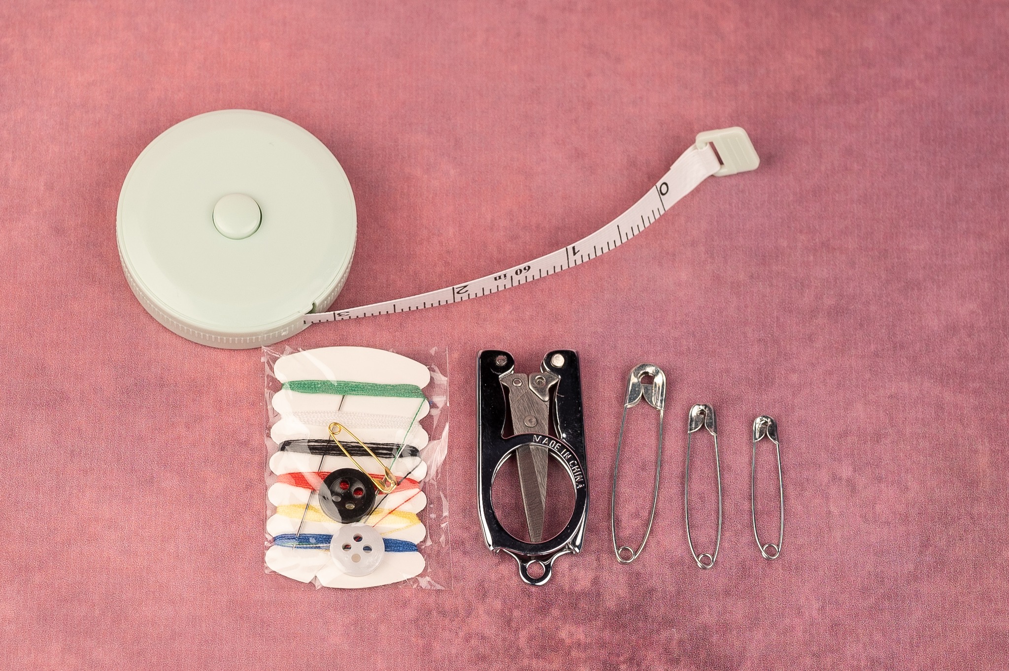 Visste du at når du er på reise, kan de minste tingene gjøre stor forskjell. ikke undervurder et Sy-sett . En løs knapp på skjorta, et hull i buksa, eller en rift på bagasjen – disse små problemer kan ødelegge dagen din hvis du ikke har det riktige utstyret for å fikse dem.