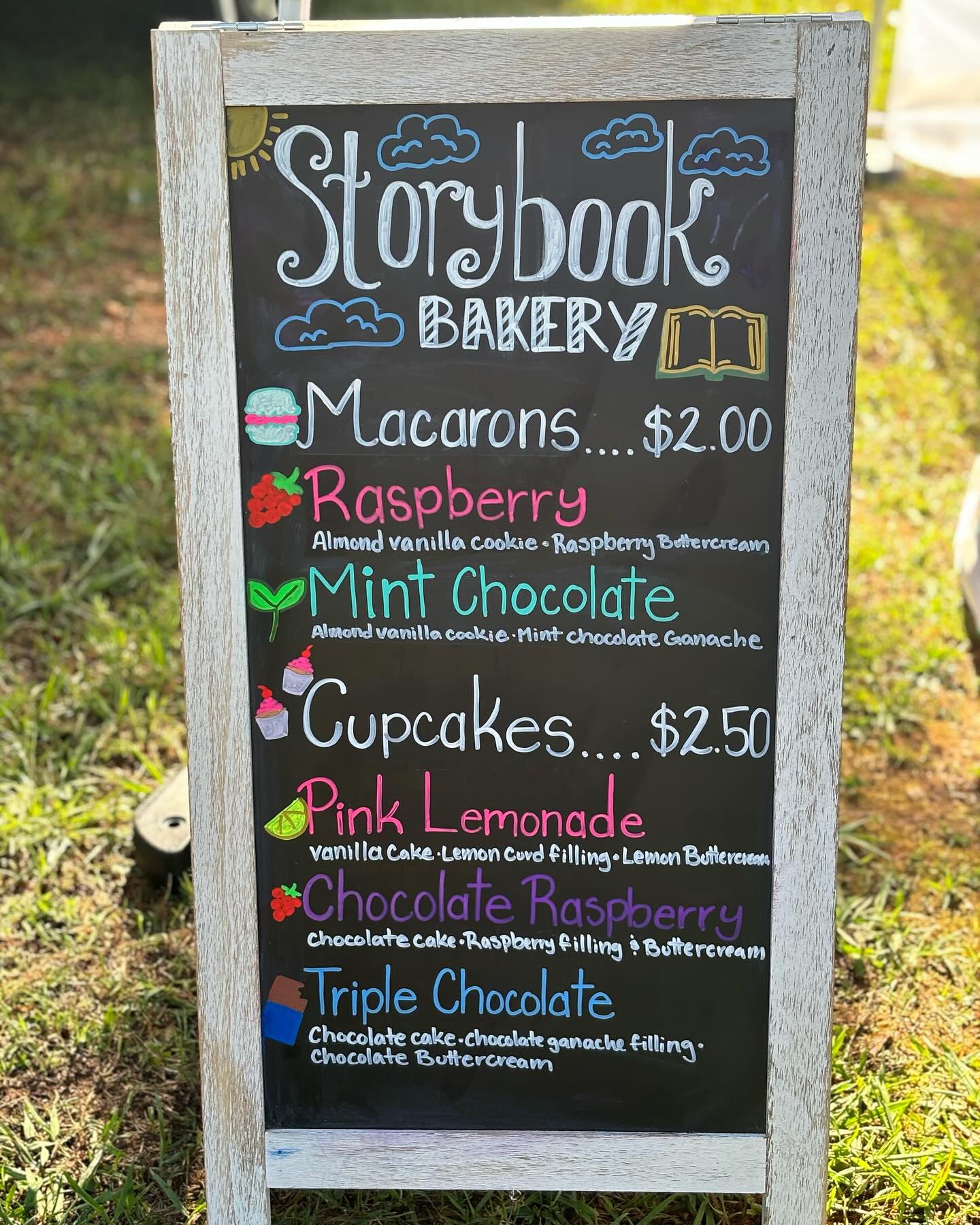 It’s a beautiful day! ⛅️ Enjoy the nice weather at the Waleska Farmers Market! We have Raspberry Macarons, Mint Chocolate Macarons, Pink Lemonade Cupcakes, Chocolate Raspberry Cupcakes, and Triple Chocolate Cupcakes! ☀️☁️☀️☁️☀️☁️☀️☁️☀️
Unfortunately no Boston Cream Cupcakes today thanks to an accidental tripping incident involving myself, my dog, and the stairs lol but everyone’s ok and we still have plenty of goodies! 🧁 #storybookbakery #waleskafarmersmarket #macarons #cupcakes #bakery #supportsmallbusiness