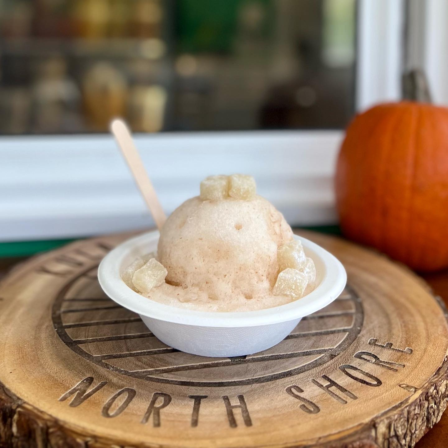 🚨NEW FLAVOR ALERT🚨 Lychee Shave Ice topped with fresh Mochi 🤍
At Kula Shave Ice North Shore for a limited time! Get it while it lasts🍧
#kulashaveice #kulashaveicens #shaveice #organic #homemade #kahuku #onokinegrindz #foodie #hawaifoodies #foodstagram #foodiesofinstagram #hawaiisbestkitchens #coldbrew #hawaiieats #oahueats #oahufoodie #eathawaii #honolulueats #hawaiistagram #whattoeatinhawaii #808eats #northshore #farmtotable #supportlocal #smallbusiness #dessertmenu #northshoreeats #kuilima #mochi #lychee