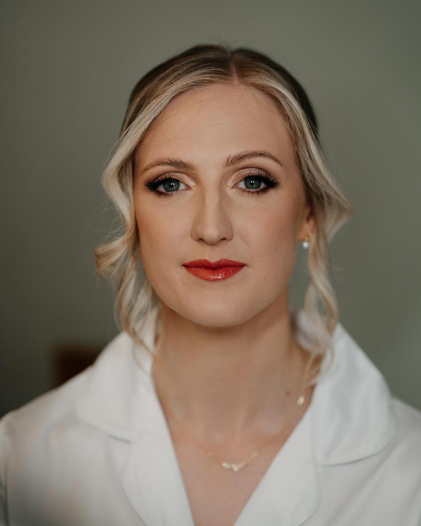 Beautiful Rose ~ loved her bold lip choice ♥️
HMUA @fayekenyonhairandmakeup
VENUE @3horseshoesleek
@schwarzkopfprouk pump spray
@kykhaircare volume powder
@natashadenona glam palette
@charlottetilbury carina’s love
@salonsystem cluster lashes
#bridallook #redlips #bridalmakeup #bridalmakeupartist #hairstylist #bridalstylist #weddinghair #weddinglook