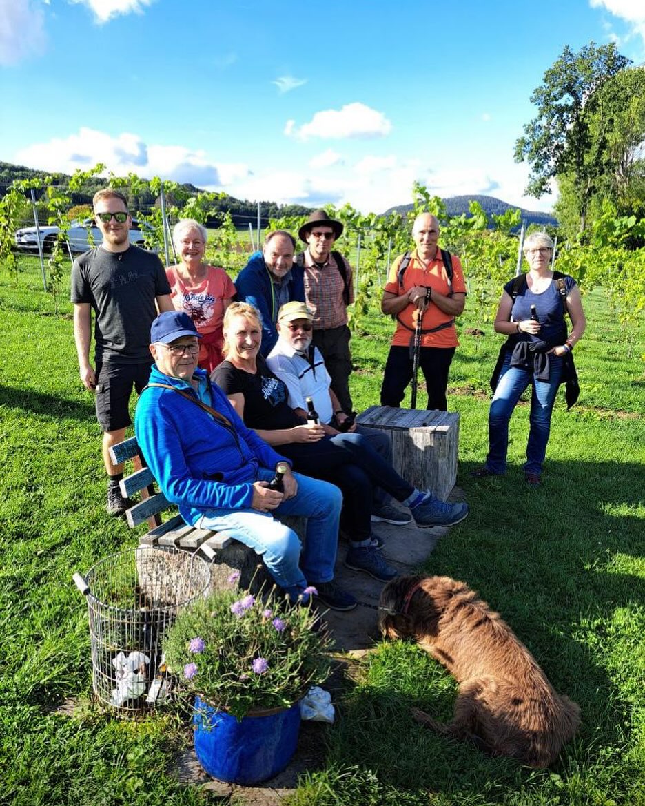 Am 24. September 🗓️ versammelten wir, die Naturboten, uns in Dippach, um gemeinsam nach Simmershausen zum traditionellen Viehabtrieb aufzubrechen. 🐄🍂
Der Frühherbst begrüßte uns mit außergewöhnlich schönem Wetter ☀️. Wir ließen uns das köstliche Essen 🍽️ schmecken und waren begeistert von dem eindrucksvollen Umzug. 🎉
Ein Tag, der uns wieder einmal zeigt, wie wertvoll unsere Traditionen sind. Wer von euch war schon einmal bei einem Viehabtrieb dabei, und wie waren eure Eindrücke? 🤔💭
@rhoener.viehabtrieb
#Viehabtrieb #Naturboten #Dippach #Simmershausen #TraditionLebt #Herbstzauber #Landliebe #Bauerntradition #HerbstinDerRhön #RhönLiebe #UnterwegsInDerRhön #Rhönerleben #DeutscheTradition #Landleben #Naturpur #Gemeinschaft #KulturellesErbe #RhönBergerlebnis #Rhönlandschaft #Herbstfest #DeutschlandEntdecken #BiosphärenreservatRhön #RhönNatur #WandernInDerRhön #RhönWälder #RhönBerge #Naturschönheit #LebenAufDemLand #Naturerbe