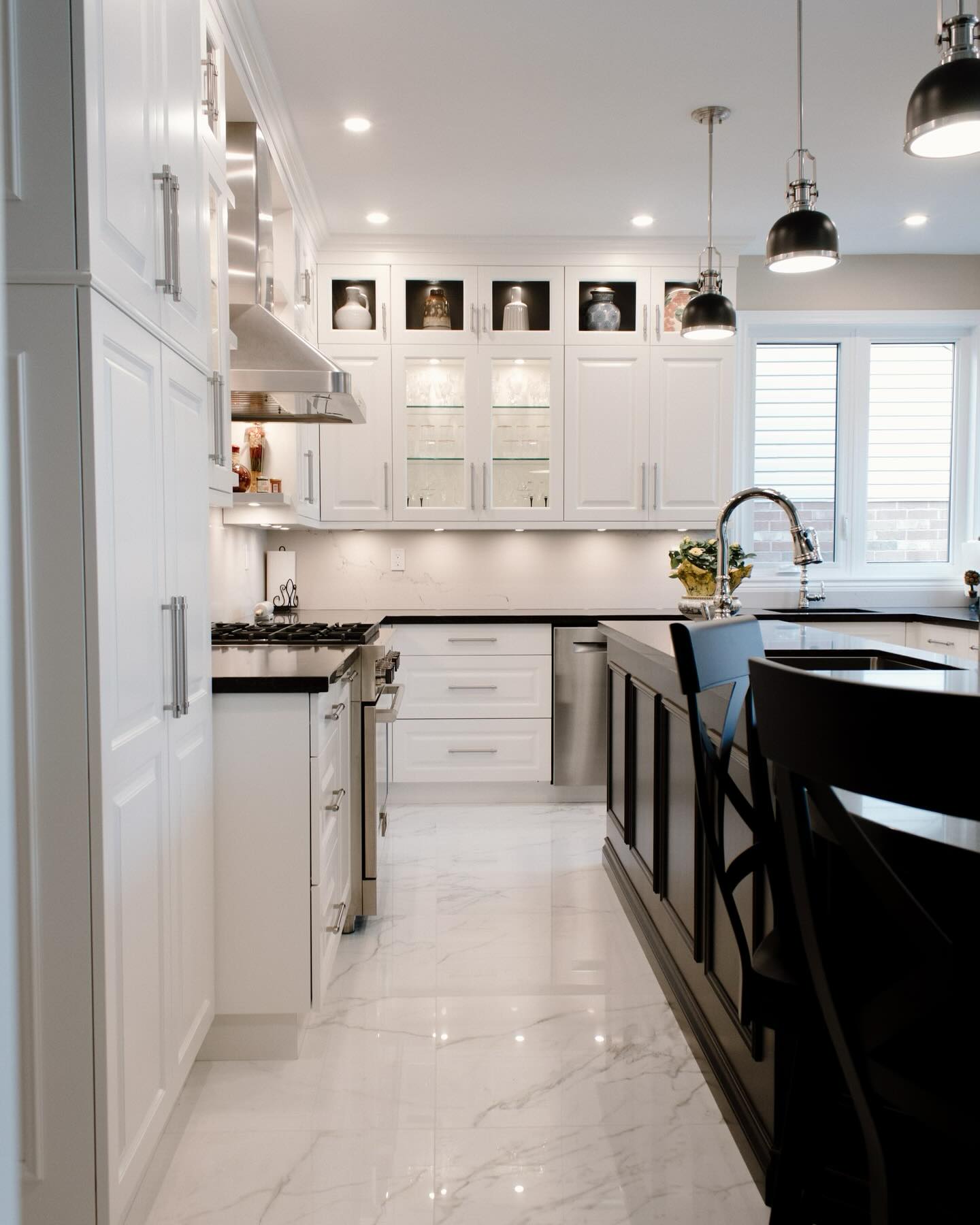 Welcome to the Newmarket project!
This project involved a new custom kitchen, new tile throughout the main floor/ fireplace, new pot lights/ updated electrical, new plumbing/ gas rough ins, new paint throughout the house and much more!
.
.
Cabinets designed by: @kitchencourt
Photography by : @jamesandfolk
#customkitchen #kitchensofinstagram #kitchendesign #whiteinteriors #tiledesign #interiordesign #interiorrenovation #carpentry #trimwork #crownmolding