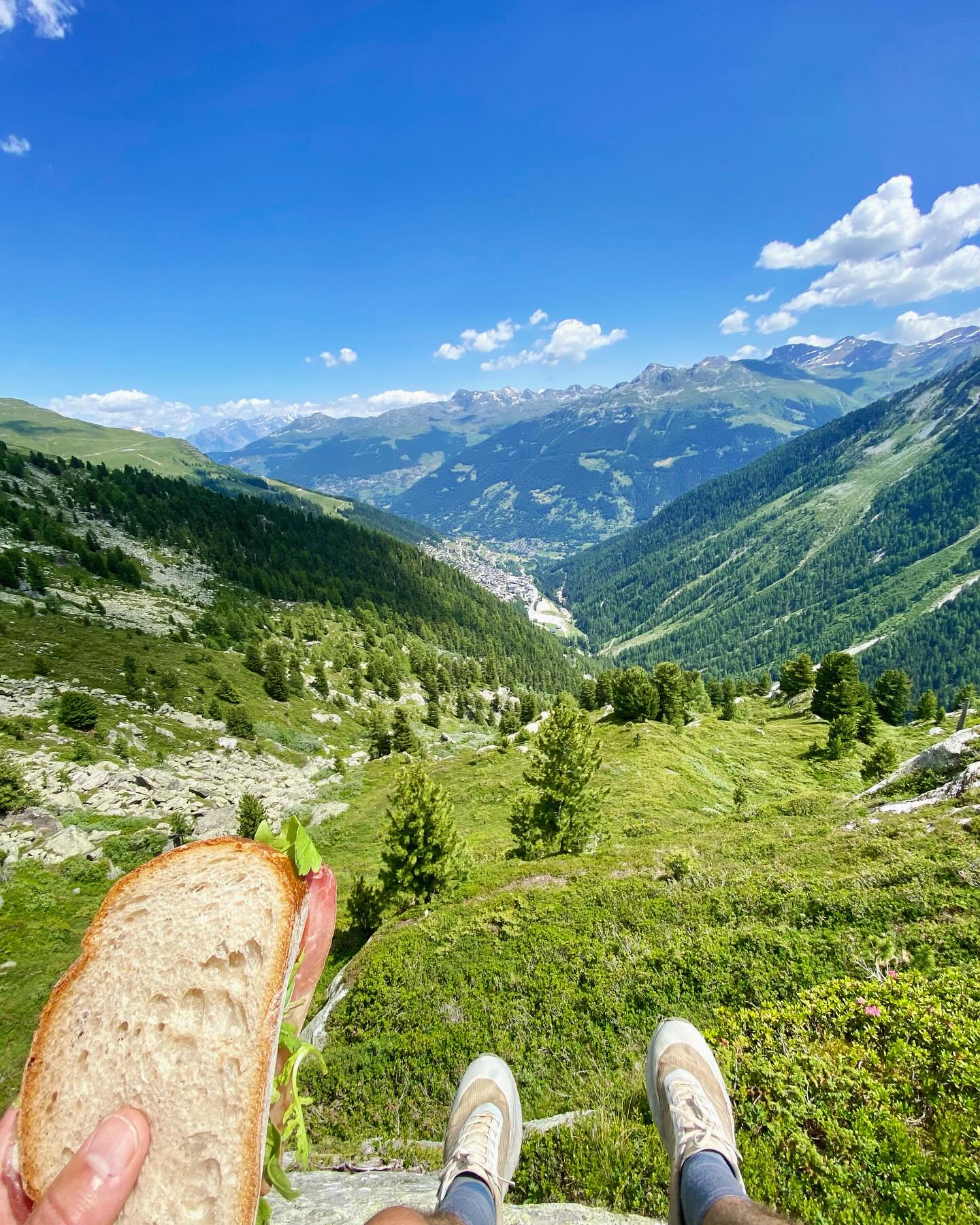 Lunch with a view 🥖 At La Bergère our guests can preorder their lunches the day before to minimise morning faff and maximise mountain time! ☀️⛰️🥾-
-
#butty #sandwichesofinstagram #mountaindays #hiking #hikingadventures #hauteroute #trailrunning #trailrunningswitzerland #viavalais #chaletholidays #grimentz #grimentzzinal #valdanniviers