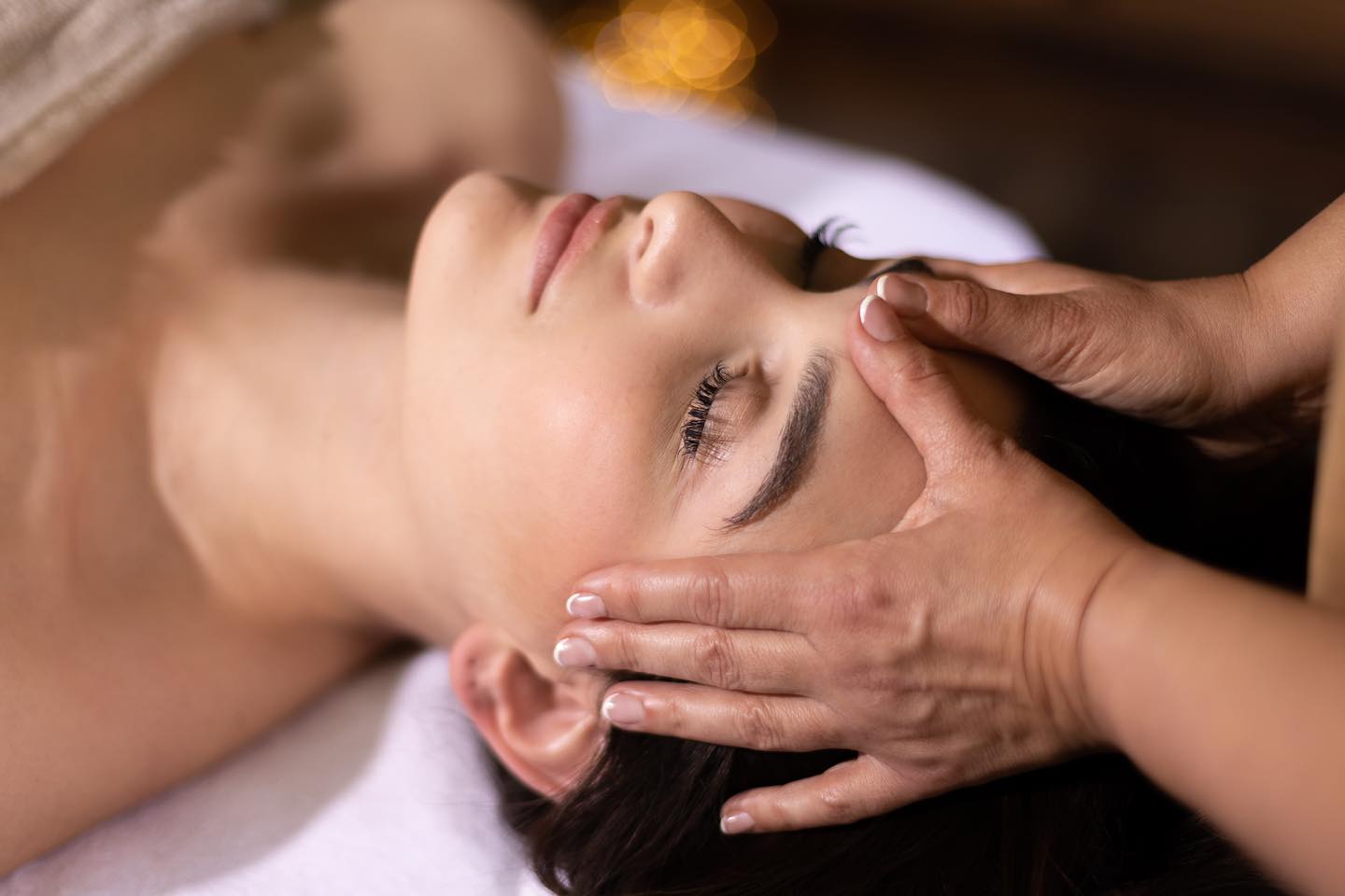 MASSAGE 💆🏻♀️
Plus qu’un massage, le massage facial est un art ancestral japonais qui stimule les muscles et tissus du visage de la superficie à la profondeur. La nuque, le cou et le décolleté sont aussi travaillés. Le massage facial japonais est un précieux massage du visage, qui améliore le confort et l’état de la santé. Réputé pour être le massage jeunesse par excellence, la douceur du rythme et la régularité des gestes assurent une sensation de relaxation profonde.Le fait de prendre l’habitude de se masser le visage quotidiennement permet notamment d’améliorer nettement la circulation sanguine et donc l’oxygénation des cellules. Cette activation de la circulation sanguine contribue à plusieurs choses : rendre le teint plus lumineux au quotidien.
Venez le découvrir au studio Kemboja ! 🤍
À très vite
#massagevisagejaponais #detente #prendresoindesoi #vesoulandco @etiennekopp