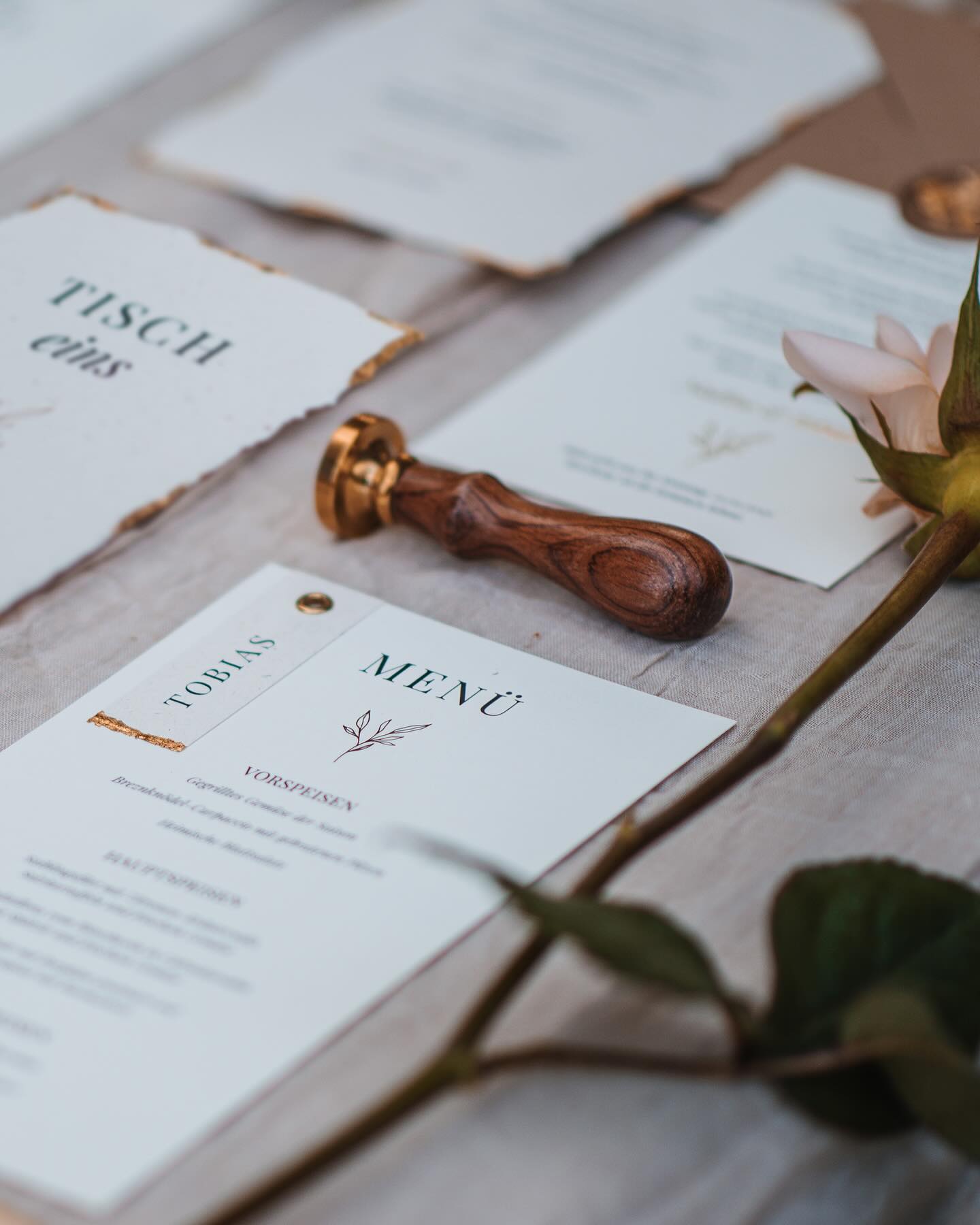 Detailliebe… ✨
.
.
.
Konzept, Planung & Organisation: @milenapreuss_weddings
Location: Burgheim
Ponys: Willi & Jetta
Fotografie: @carinazfotografie
Videograph: @rayadimitra
Hair & Make-up: @be.autyful.hairmakeup
Papeterie: @grafikheimat
Schmuck: @minougermany
Trauringe: @juwelierkopp
Floristik: @blueten__werk
Hochzeitstorte: @kathis_sweetkitchen_candybar
Dekoration: @somebosque
Brautmode: @diebrautfluesterin_brautmode
Herrenmode & Accessoires: @mode_burkhard
Sängerin: @zauberklaenge_stefanieschnell
Luftballon: @viva.ballon
Freie Traurednerin: @milenapreuss_weddings
Model: @saengerin_nadine_eimecke
@toheidl