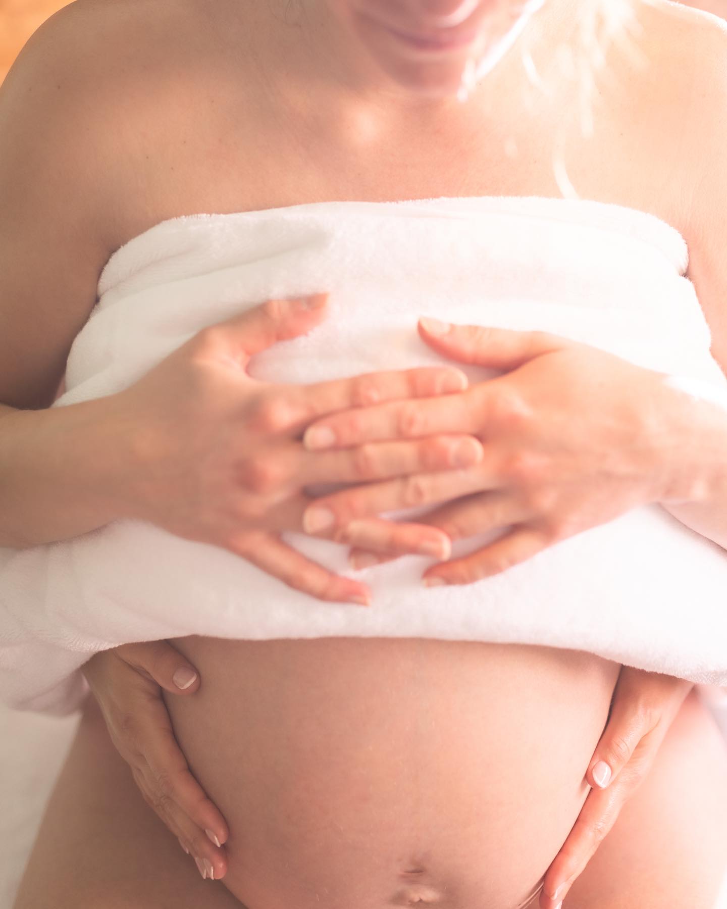 MASSAGE 🤰🏻
Être enceinte, c’est vivre à deux dans un même corps, au même rythme.
Le massage ayurvédique femme enceinte est un soin traditionnel d’Inde qui répond spécifiquement aux besoins de la future maman, dont le corps subit des transformations rapides et parfois inconfortables.
Pratiqué à l’huile chaude, avec douceur et fermeté, grâce à des mouvements profonds et enveloppants, et des étirements doux, il amène la femme enceinte à une détente profonde du corps, de la tête aux pieds. Il cible en particulier les zones du bas du dos, les hanches, les jambes.
Il réduit l’anxiété et prépare la future maman à accueillir son bébé dans la sérénité.
Ce massage prénatal peut être pratiqué jusqu’au terme de la grossesse, à partir de 3 mois, sans modération #massageayurvedique #grossesse #bebe
📸 @etiennekopp