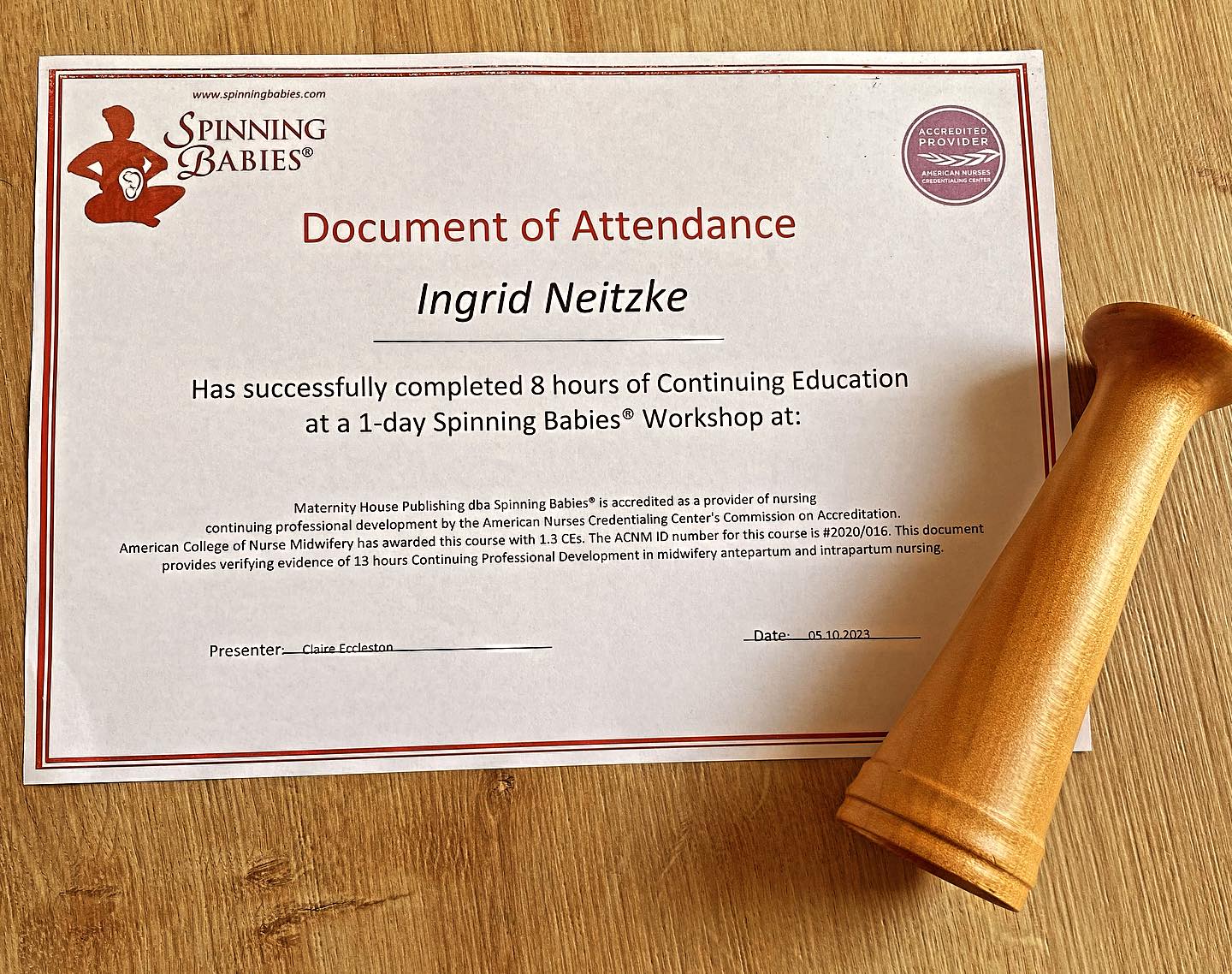 ❤️SPINNING BABYS❤️
Durch meine Doula Ausbildung habe ich schon sehr viel über Geburtspositionen gelernt.
Das Thema Geburtspositionen hat mich schon immer sehr fasziniert und deswegen war es auch genau „MEIN“ Thema für meine Doula Zertifizierung.
Schon vor einigen Jahren bin ich auf die Spinning Babys Positionen und Hilfestellungen
gestoßen und gestern war es endlich soweit und ich habe den Spinning Babys Workshop bei Claire besucht.
Es war einfach nur unbeschreiblich 🥰
Ich wusste schon einiges über Anatomie… aber es ist einfach unglaublich komplex wie alles zusammen spielt… Organe, Mutterbänder, Faszien… alles hat eine Auswirkung auf die umliegenden Organe und die Position des Kindes im Becken.
Wir haben verschiedene Techniken und Positionen erlernt, mit denen wir die werdende Mama während der gesamten Geburt noch besser unterstützen können, damit das Baby mit der optimalen Köpfchenhaltung und dem geringsten Platzvolumen geboren werden kann und somit Interventionen wie Saugglocke, Zange oder Kaiserschnitt, im besten Fall, nicht mehr benötigt werden.
Durch diese wichtigsten Tools hat die werdende Mama die Möglichkeit die Geburtsreise aktiv zu verändern.
SELBSTERMÄCHTIGUNG 💪🏻
Danke Claire @clairehomebirth für deine wundervolle Arbeit!
Danke, dass du so weit gereist bist um uns alle Tools zu zeigen, damit wir Geburten verändern können!
Ich freue mich, meine Frauen zu begleiten und ihnen zu zeigen, dass sie voller Mut und Selbstvertrauen ihr Kind gebären können und sie selbst aktiv ihre Geburtserfahrung beeinflussen können.. und das bereits in der Schwangerschaft ❤️
#spinningbabies #homebirth #doulas #birthworker #birth #birthpositions #lovemyjob #midwife #pinard
verfassen …