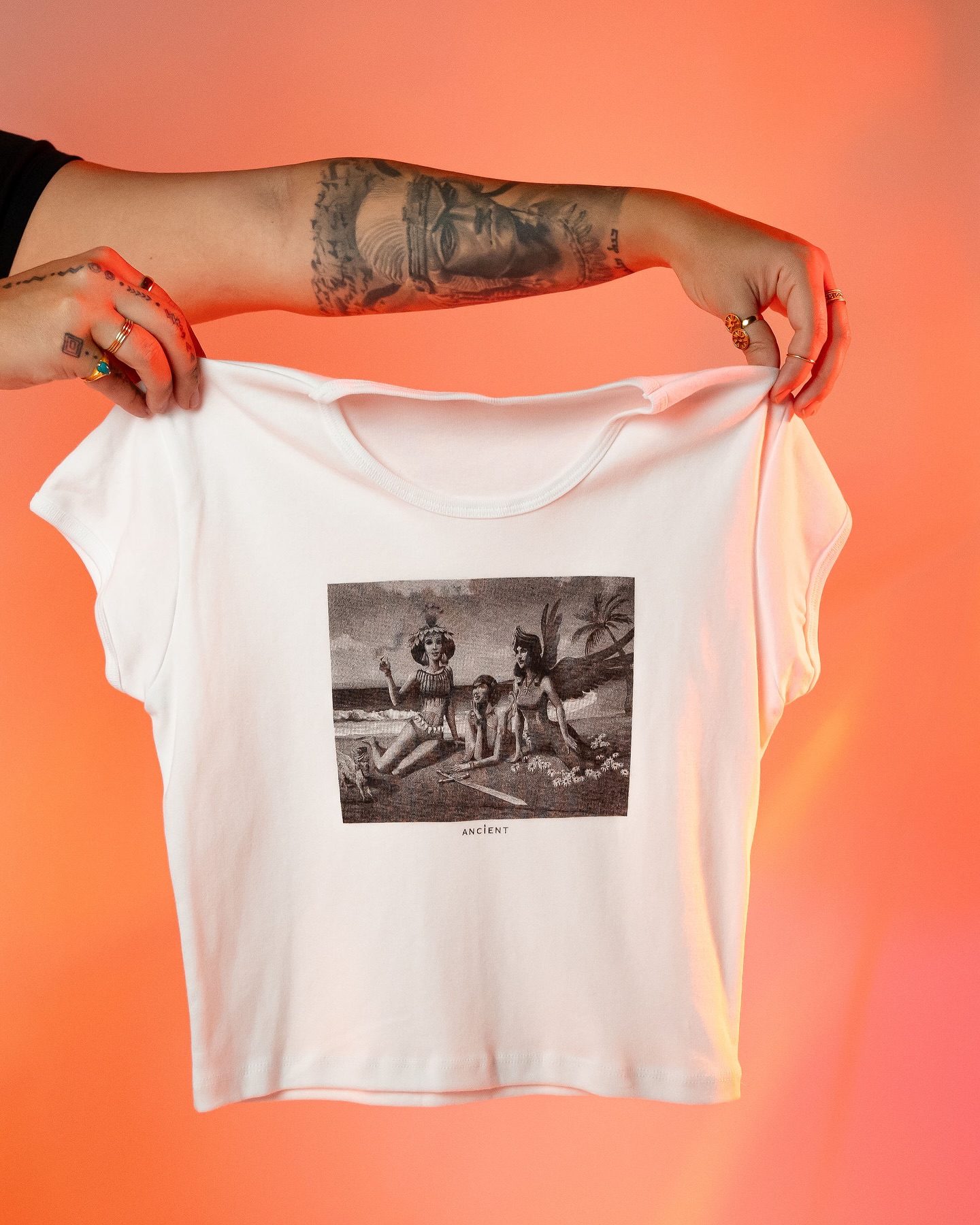 On the Beaches of Mesopotamia.
Queen Puabi, Queen Shamiram, Goddess Ishtar planning the rise of the empire ✊🏽.
Shop now before your size goes. 💫