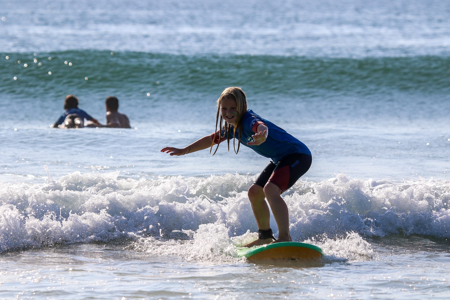 Fun & Progression! Notre concept approuvé du cours kids jusqu’à l’expert !🏄♀️🏄♂️. 📸 @vinsky40