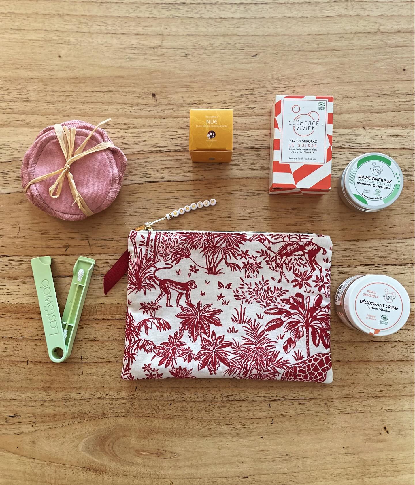 La trousse idéale pour partir léger en vacances l
🌸 le coton-tige lavable - 2 coloris disponibles
🌸 les cotons lavables extra doux - lot 7 - 3 coloris disponibles
🌸 démaquillant solide idéale pour retirer la crème solaire ☀️
🌸 savon saponifié à froid pour toute la famille
🌸 baume multi-usage pour réconforter la peau
🌸 déodorant solide super efficace et sans HE
Dans une superbe trousse @atelier.maina
Produits bio pour toute la famille, toutes les peaux
#box #boxbio #bio #cosmetiques #troussedevoyage #voyage #vacances #troussedetoilette