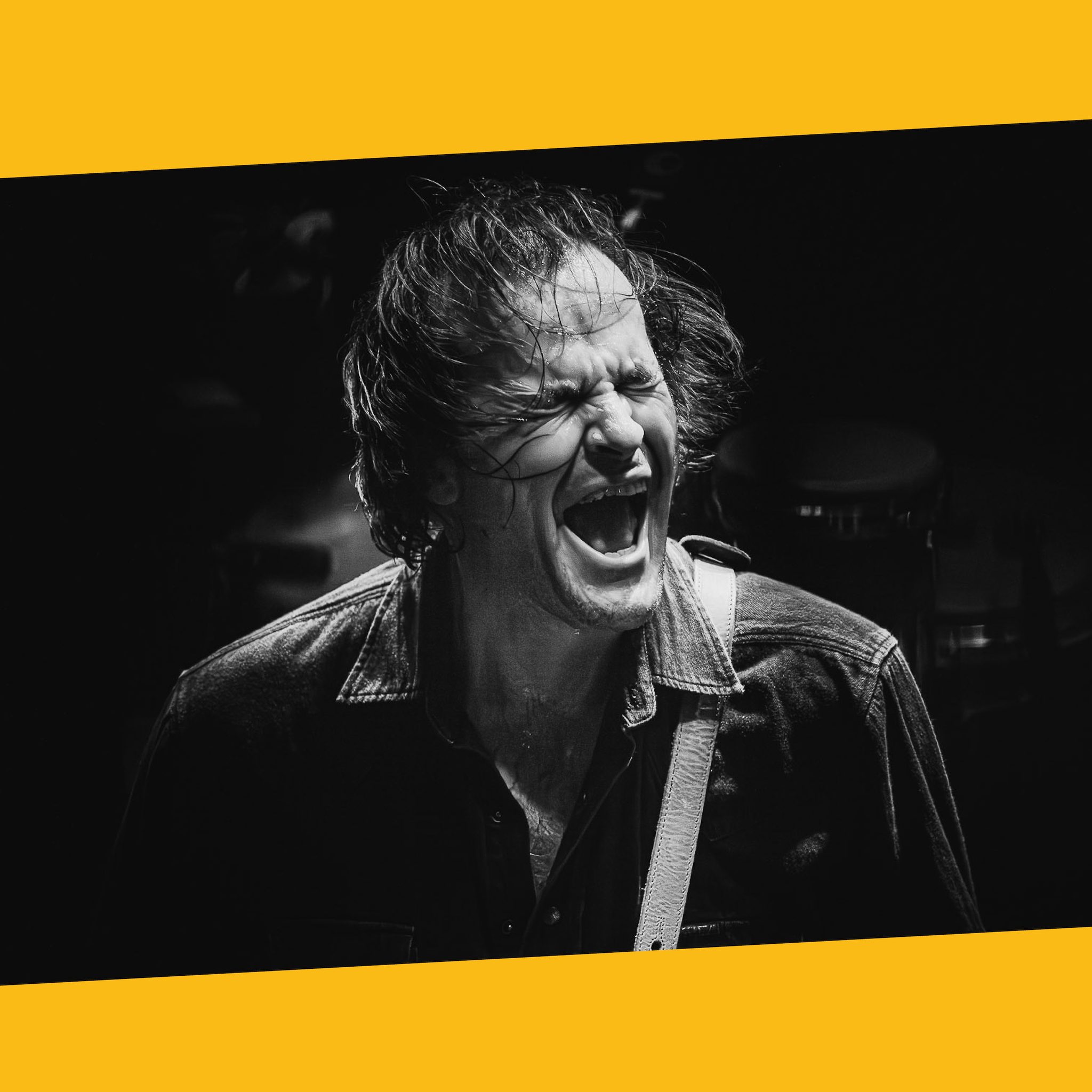 Waar haal ik mijn passie voor mijn werk vandaan?
Sinds mijn 6e speel ik slagwerk en heb ik meerdere verenigingen leren kennen. Muziek speelt een grote rol in mijn leven. Dit heeft me doen inzien dat ik mijn eigen pad wil volgen en de werelden van beeld en muziek in harmonie wil samenbrengen.
Als slagwerker had ik nooit actiefoto's van mezelf en daar baalde ik enorm van! Mijn ouders maakten weleens foto's met hun telefoon vanuit de zaal. Super lief dat ze het probeerden, maar het waren niet de foto's waar ik blij van werd en die ik graag op Instagram en Facebook wilde delen. Als slagwerker sta je vaak ver achter in het orkest, waardoor je klein op de foto staat. De foto's waren vaak onscherp of zo ver ingezoomd dat je één grote vlek werd. Je herkende jezelf niet eens.
Tijdens het spelen verdween ik zo in mijn eigen wereld, dat ik soms vergat te genieten. De cadans gaat maar door en voor je het weet, is het moment voorbij. Wanneer een drumstok het vel raakt, hoor je de trillingen van de snaredrum. Als die trillingen stoppen, sterft de klank uit.
Als fotograaf en enorme muziekliefhebber wil ik die herinnering, dat moment, die toon vastleggen, zodat jij dit later opnieuw kunt (her)beleven en jouw publiek ervan kunt laten meegenieten!