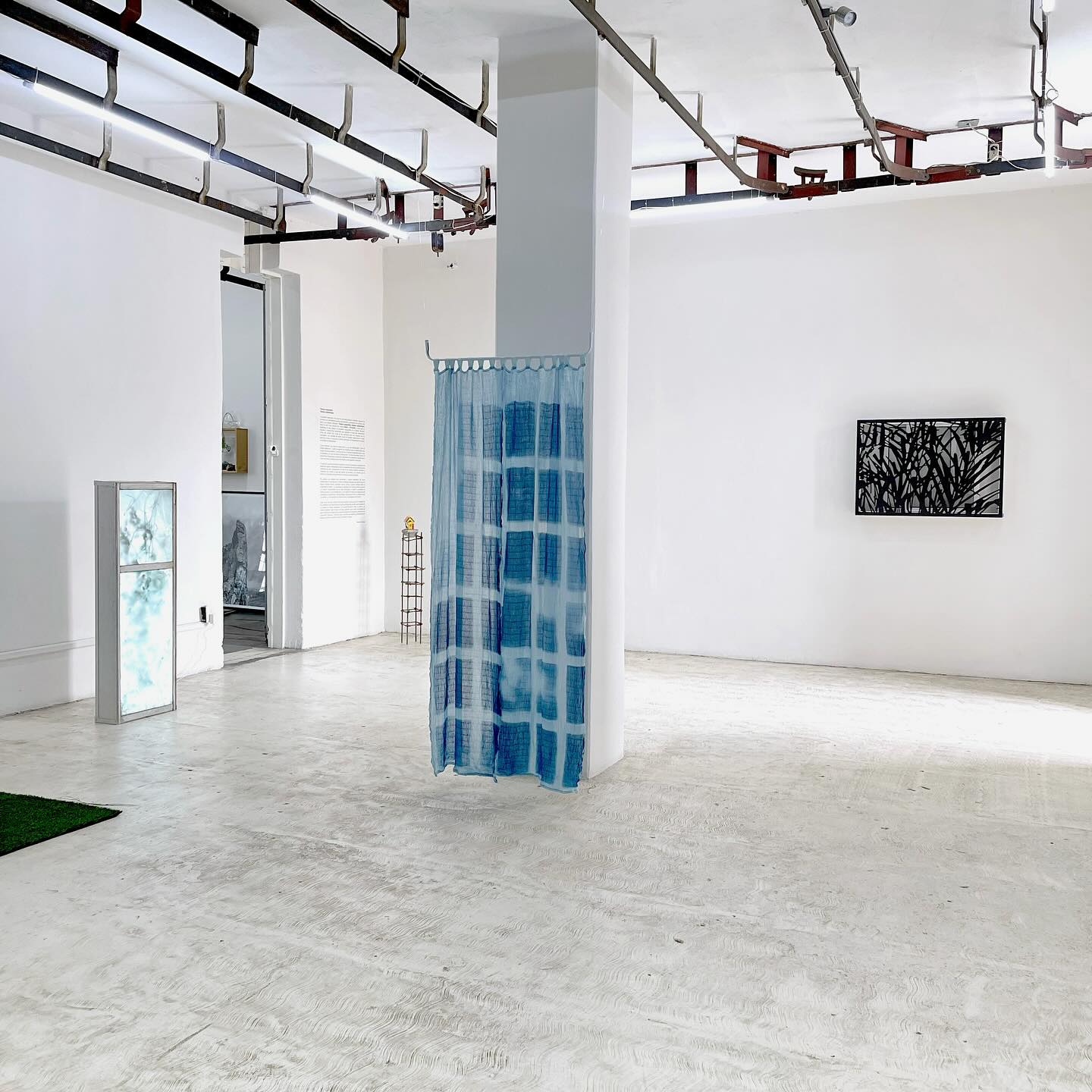 “Tiempos suspendidos, tiempos sedimentados”
Artista @daniel.c.fernandez
Curaduría @marcla59
“¿Cómo conviven una casa en construcción y una casa abandonada? ¿Qué de ambas habitamos? ¿Cómo se registran las múltiples capas de afectaciones que surgen de estos procesos? ¿Cómo es vivir en un tiempo suspendido entre lo que se deshabita y lo que aún está en construcción? En este intermedio, Daniel se convierte en arqueólogo y constructor, explorando los sedimentos de polvo para crear una nueva arquitectura que dé nombre a este espacio en transición.”
Exposición abierta al público de lunes a viernes
Horario 09:00 a 14:00 hrs - 15:00 a 19:00 hrs
#exhibition #exposición #exposiciondearte #exposicióndearte #exhibicióndearte #artistamexicano #instalacionartistica #oaxacacity #oaxacacultural