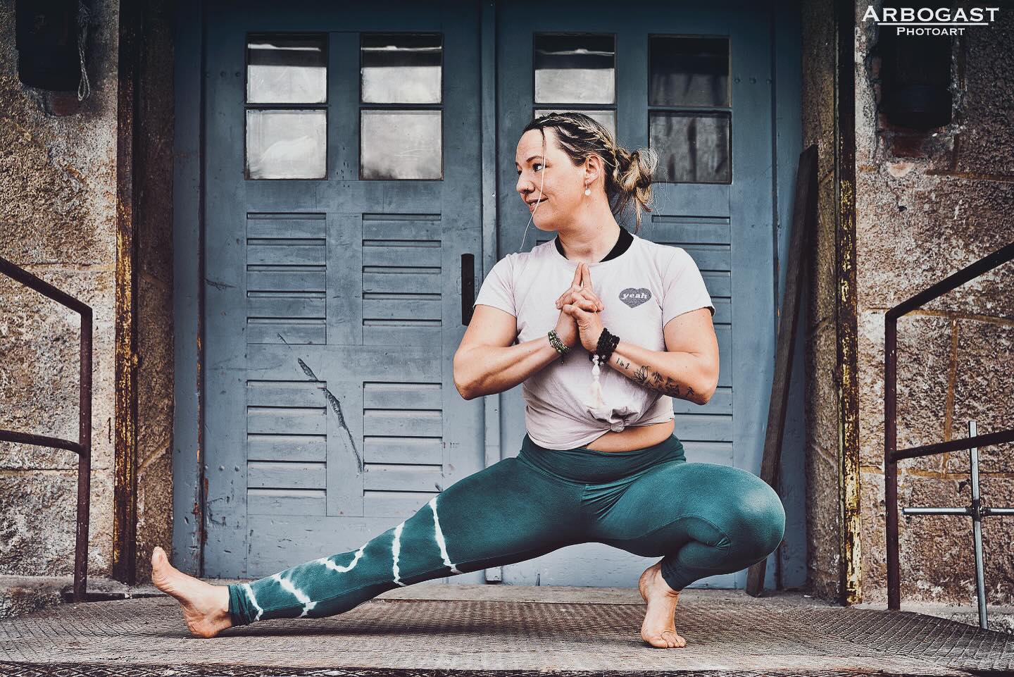 🪷happy international Worldyogaday🪷
Was ist Yoga für dich?
Eine Abfolge an Bewegung?
Pranayama?
Meditation?
Ich bevorzuge einen guten Mix, höre auf den Körper und meine Intuition…
Yoga ist so vielseitig und bietet mir einen wundervollen Werkzeugkasten um den Geist zur Ruhe zu bringen, Platz zwischen Aktion und Reaktion zu schaffen und eine Verbindung zu mir aufzubauen…. Sich mal bewusst zu spüren, zu fühlen und um es mit einer Prise Humor zu sehen, die Stellschrauben mal wieder anziehen, den Motor ölen oder die losen Latten am eigenen Zaun wieder zu befestigen… 😉
Was ist dein Lieblings Werkzeug aus dem Yoga- Werkzeugkasten? 🧰 🧘🏼♀️
#yoga #yogalifestyle #yogalove #worldyogaday #ruhe #namaste #fussen #werkzeuge