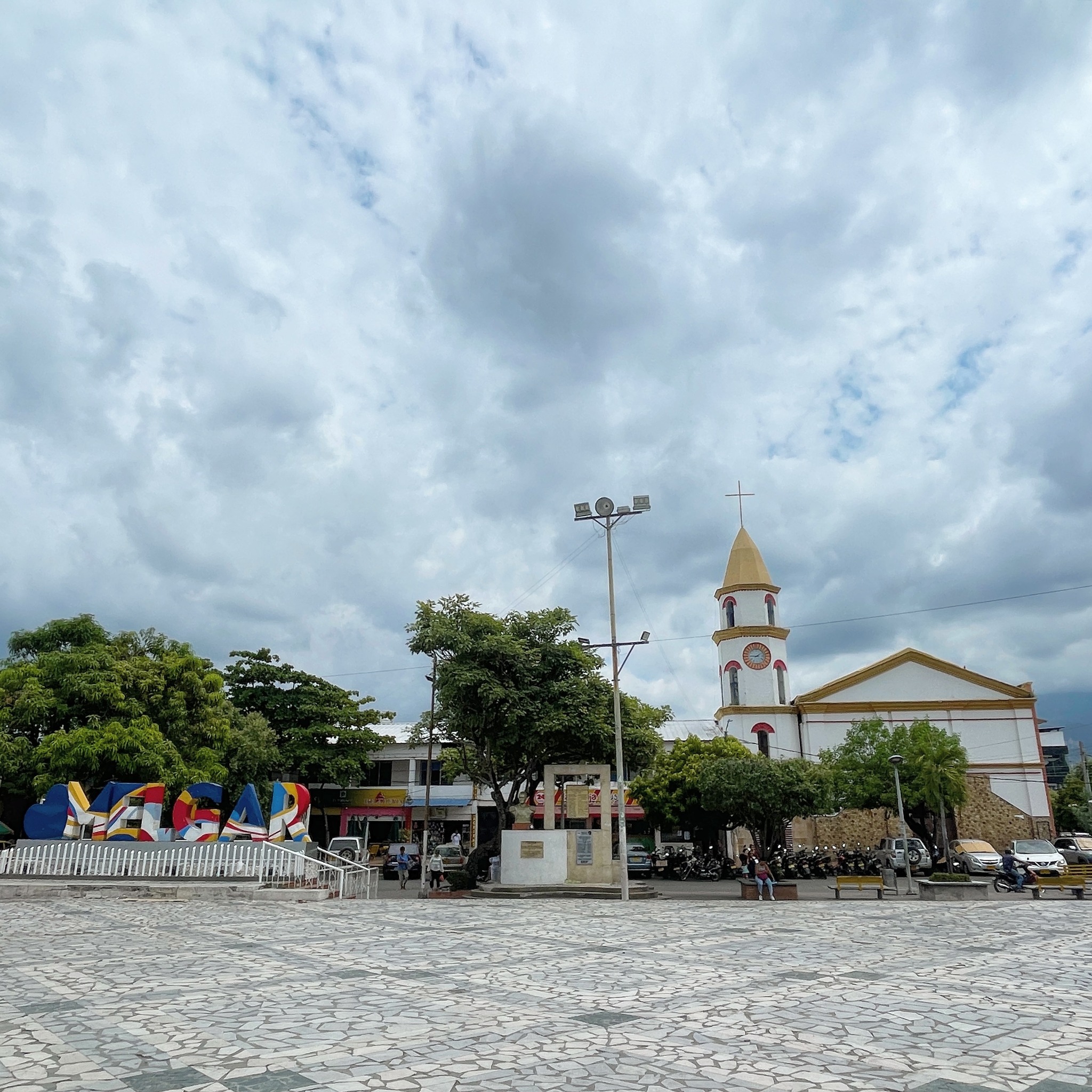 ¿Buscando dónde hospedarte en #Melgar ? 🤔
Nosotros ofrecemos nuestra casa vacacional para parejas, amigos, familia o grupos de hasta 20 personas.
En #casamuner 🏡 encuentras un lugar tranquilo y con todas las comodidades, una casa en un condominio privado.
👉Realiza tus reservas con tiempo, ofrecemos excelentes precios.
www.casa.muner.com.co
.
#casavacacional #airbnb #semanasanta