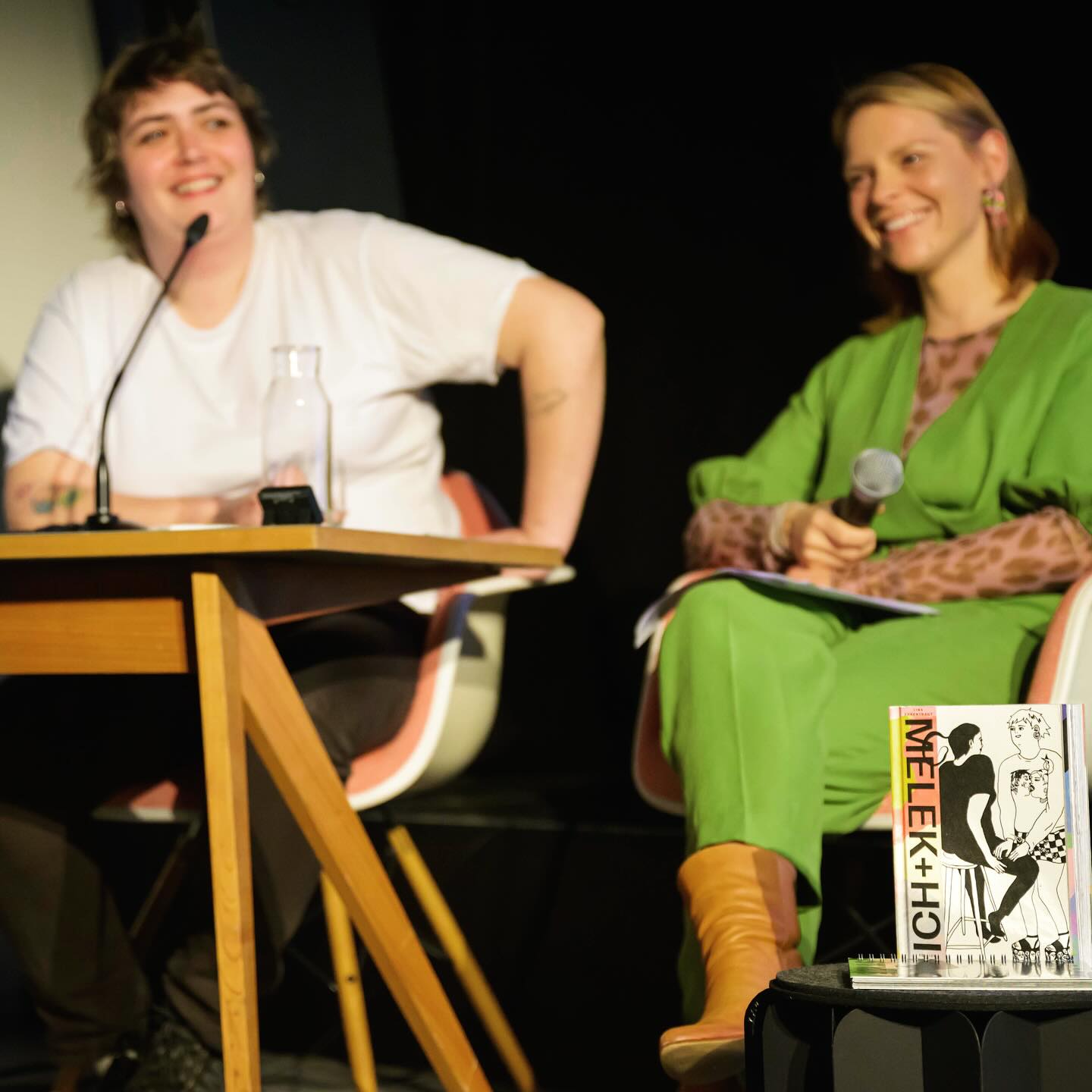 latergram, weil es so schön war💥 #outsidethebox queer*feministisches comic festival @literaturhaus_freiburg 💥 mit Comic-Künstler*innen Elisabeth Pich #fungirl @fffungirl 💜 Marijpol #hort @muskelpol 💜 Lina Ehrentraut #melekundich #doggystyle @linaehrentraut @rotorpress @editionmoderne 💜 @josfritz.buecher und Bilder © marc doradzillo #supportyourlocalcomicartist -> für comic-menschen gibt es so gut wie gar keine förderungen/ preise/ sicherheiten im job plus: oft wird die kunst nicht ernst genommen etc. obwohl diese künstler*innen nicht nur schreiben, sondern auch noch zeichnen, malen, kleben, setzen, scannen, digitalisieren ... usw. UND so was von toll performen, lesen und singen;)🎤 🎵 🎶 also besucht Comiclesungen und Festivals, wie in Leipzig das @snail.eye.leipzig und kauft diese tollen Bücher von Lina, Elisabeth und Marijpol 💜 Danke Hanna Hovtvian & Sonja Eismann für das mega Programm! #comic #lesen #outsidethebox #literaturhausfreiburg