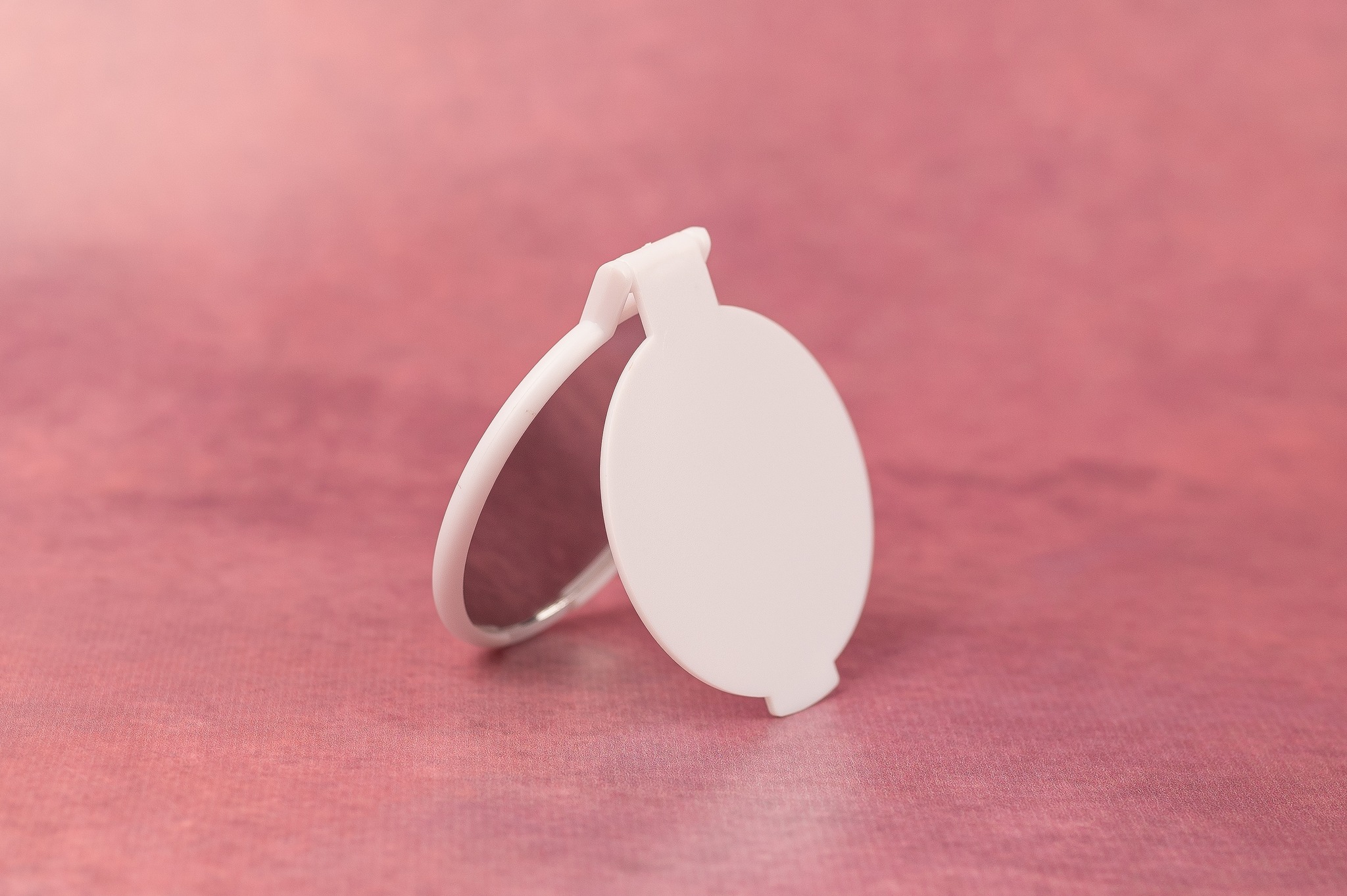 Hvorfor et lite, rundt speil er din beste reisevenn
Selv på reise er det viktig å kunne friske opp sminken eller rette håret. Et lite speil gjør dette enkelt, uansett om du er på et trangt hotellrom, i en offentlig toalett på en flyplass, eller til og med ute i naturen. Det kan være forskjellen mellom en uperfekt selfie og et bilde du virkelig er stolt av!