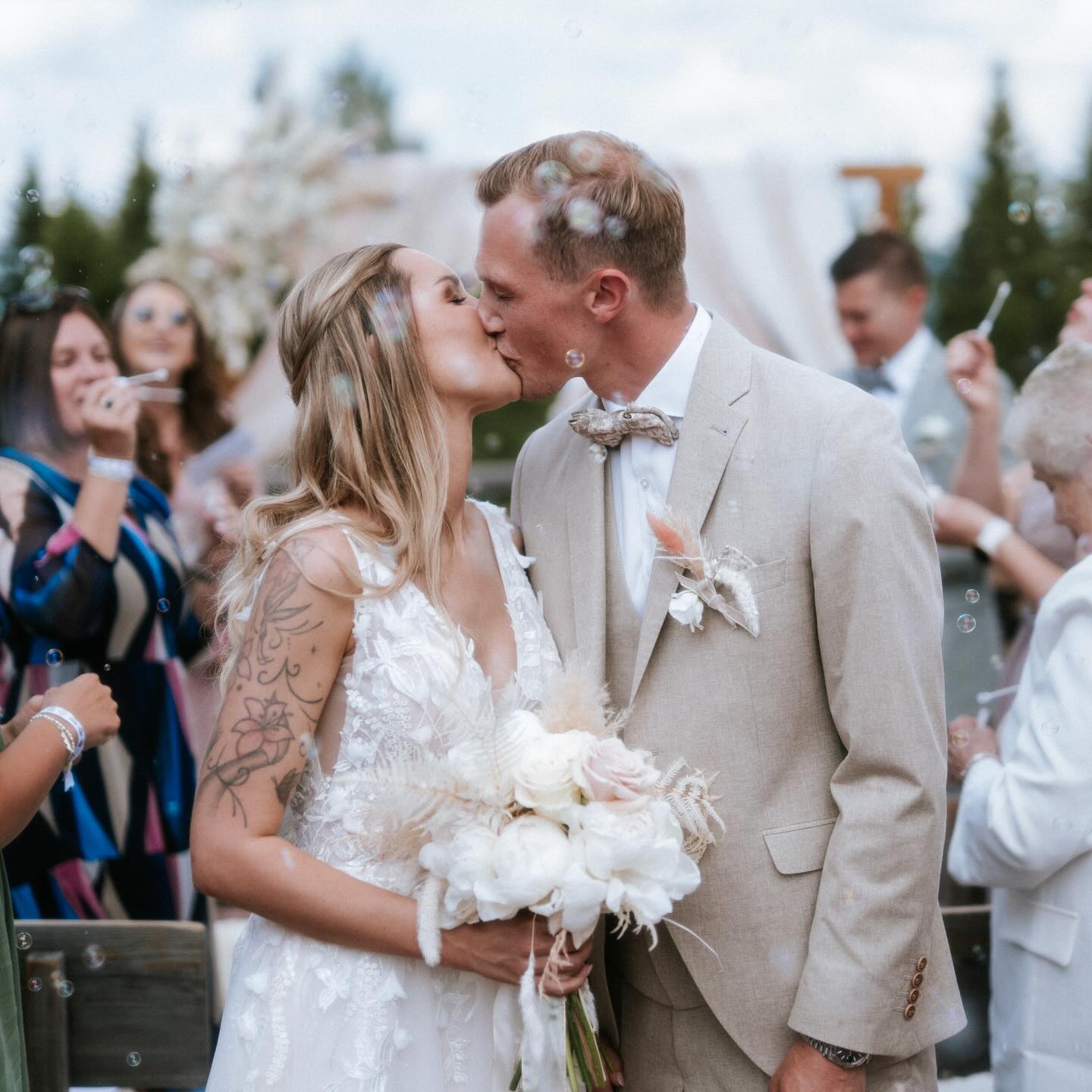 Die Hochzeit von Anna-Maria & Thomas ✨💕in Blush & White. Einfach traumhaft schön war’s. Danke für euer Vertrauen in meine Arbeit, es war ein ganz besonderer Tag!
Fotos von @thomasschweighofer_
Und nebenbei hab ich wieder tolle Dienstleister wieder getroffen, die mit ganz viel Herzblut dabei waren @die_herzenssprecherin und @thomasschweighofer_ 🧡
#weddinginthemountains #weddinginspiration #weddingdecoration #heirateninösterreich #dekoverleih #dekoverleihsalzburg #dekoverleihösterreich