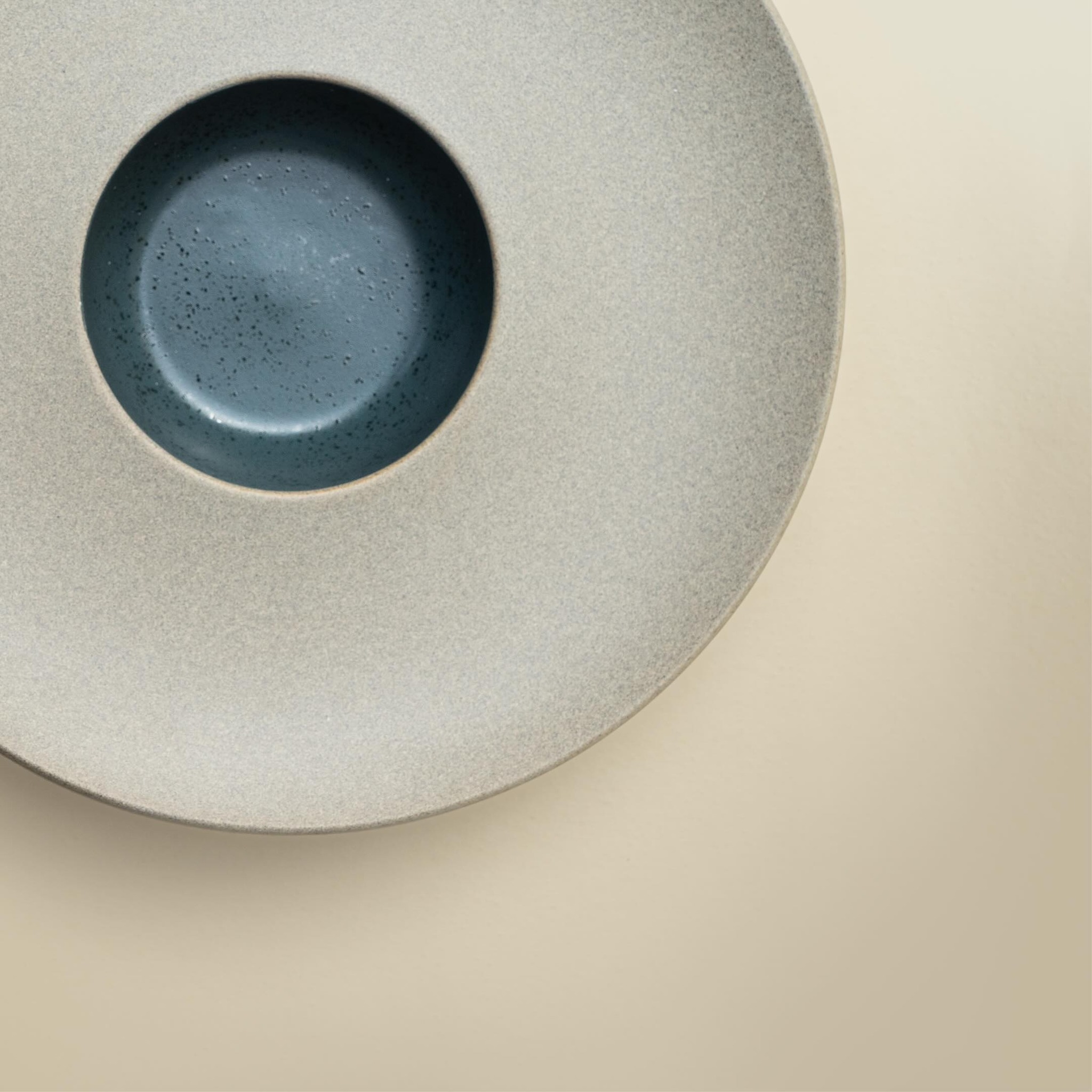 Take a closer look at the Night & Day pasta plate in Midnight Blue, featuring unglazed wide rims that beautifully contrast with the speckled deep blue glazed bowl in the centre. This is the perfect canvas to showcase your culinary masterpiece.
#pastaplate #nightandday #tableware #dinnerware #raw #porcelain #ceramic #ceramicplate #pastabowl #plate #bowl #dining #platesforchefs #clay #tablescape #kitchenware #naturaltones #donbellini